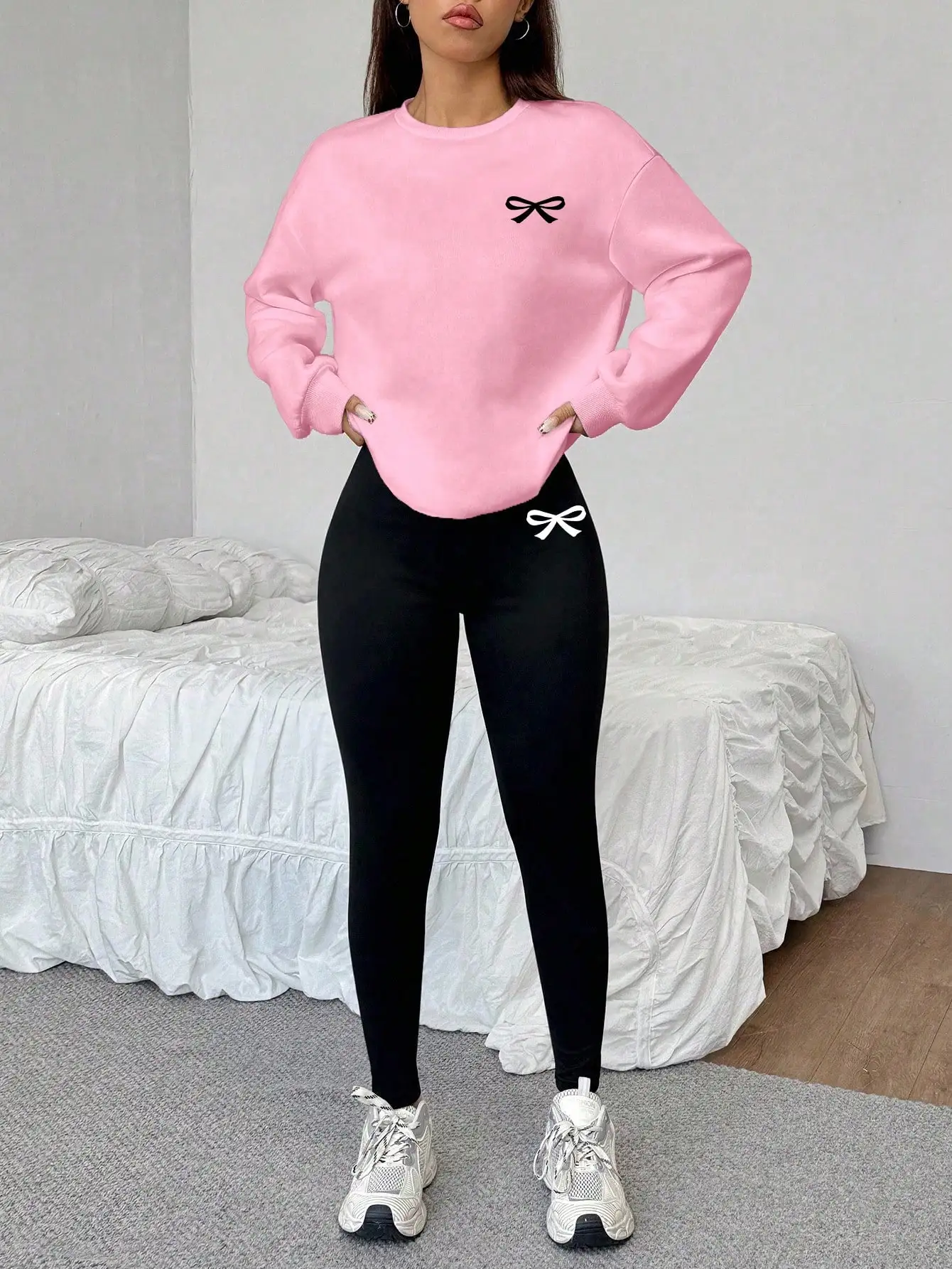 

Комплект: свитшот свободного кроя с логотипом в виде розового банта и черные леггинсы, повседневный уличный стиль для осени и зимы