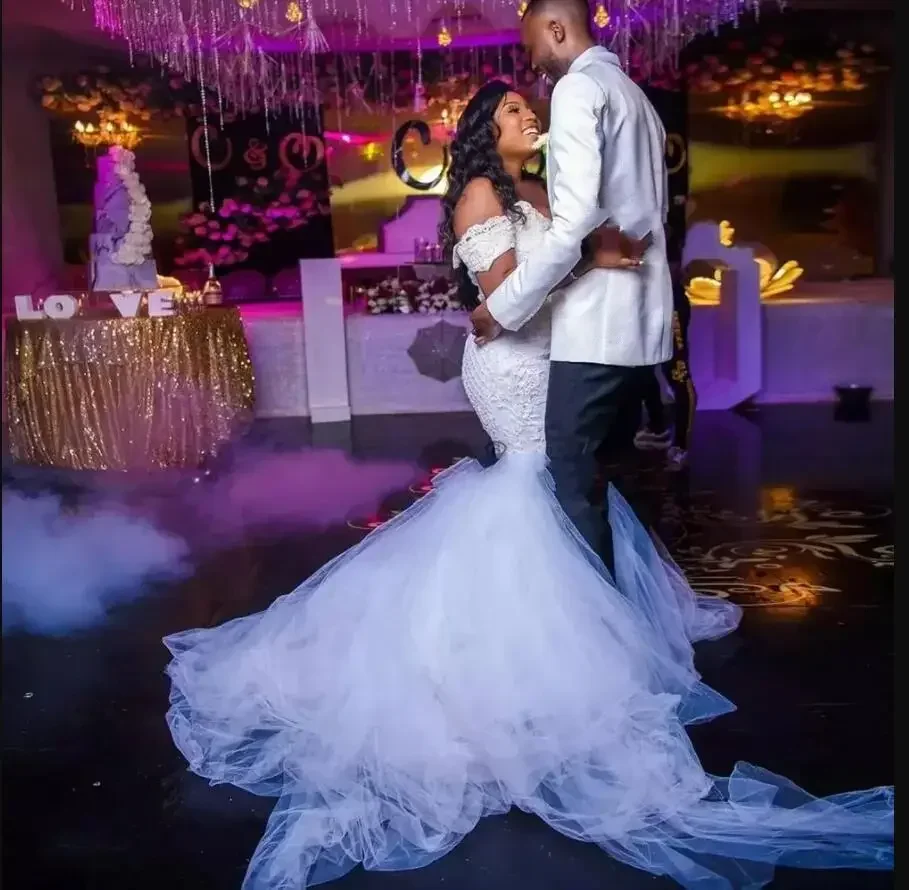 ชุดแต่งงานทรงเมอร์เมดแบบเปิดไหล่ประดับลูกไม้สั่งตัดพิเศษสำหรับเจ้าสาวผิวสีดำสไตล์วินเทจ