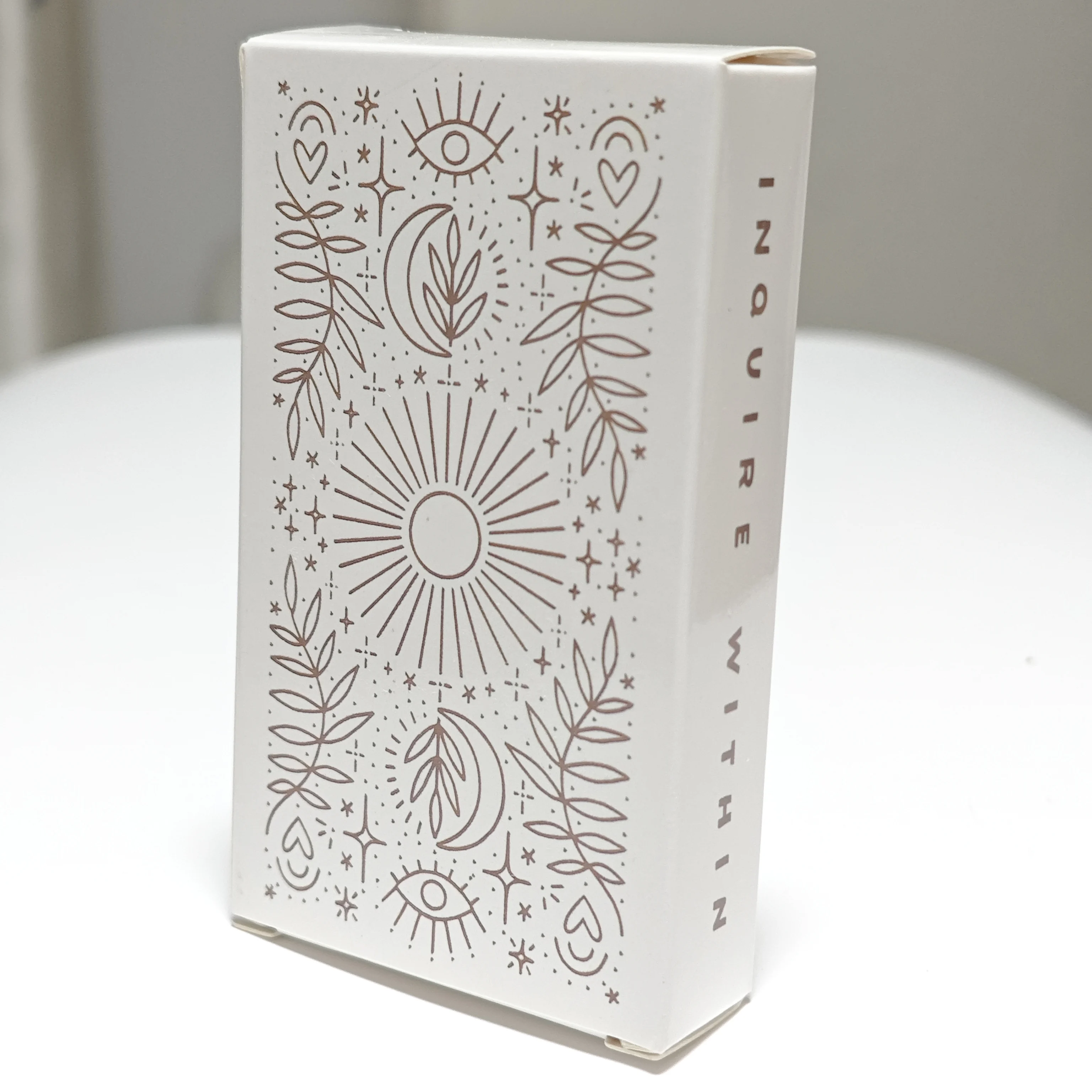 

Колода карт Oracle Inquire Within Deck: 60 иллюстрированных карт для вдохновения, развития внутренней мудрости, роста и соединения.