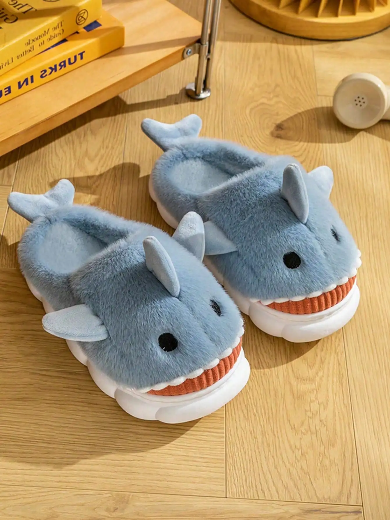 Zapatillas de casa para hombre Otoño e Invierno Nuevas interesantes zapatillas de algodón a cuadros con tiburones de dibujos animados