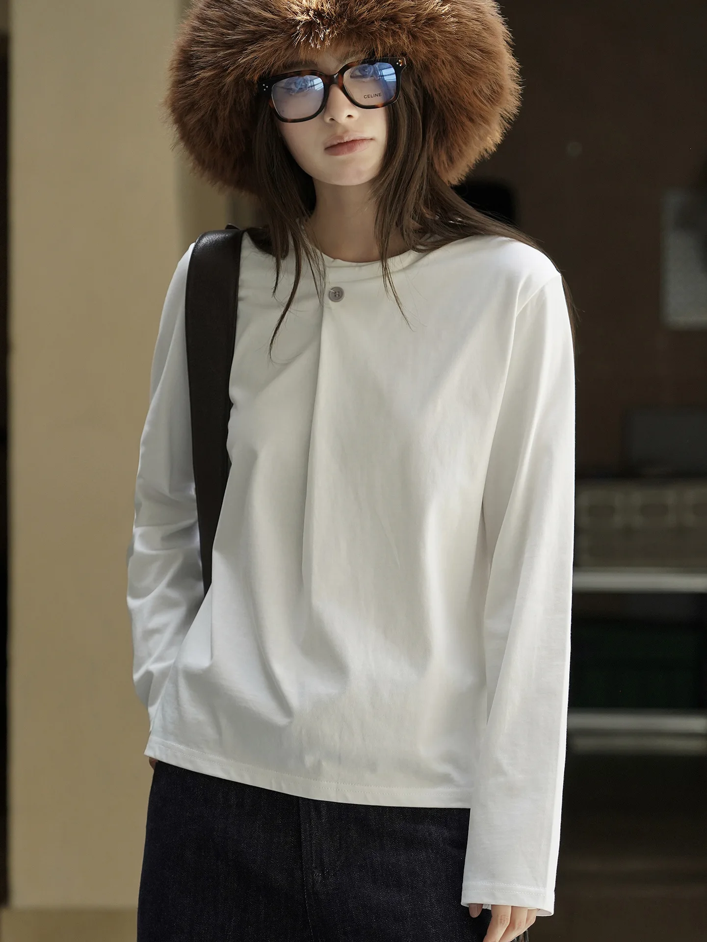 Nuovo senso del design francese di inizio autunno, T-shirt a maniche lunghe con abbottonatura obliqua a un bottone, top con silhouette ampia per le donne