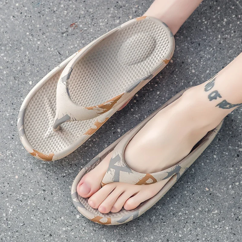 

New Massage Flip-flops Summer Men Slippers Beach Sandals Thick Sole Comfortable Men Casual Shoes Fashion Men Flip Flops 35-46