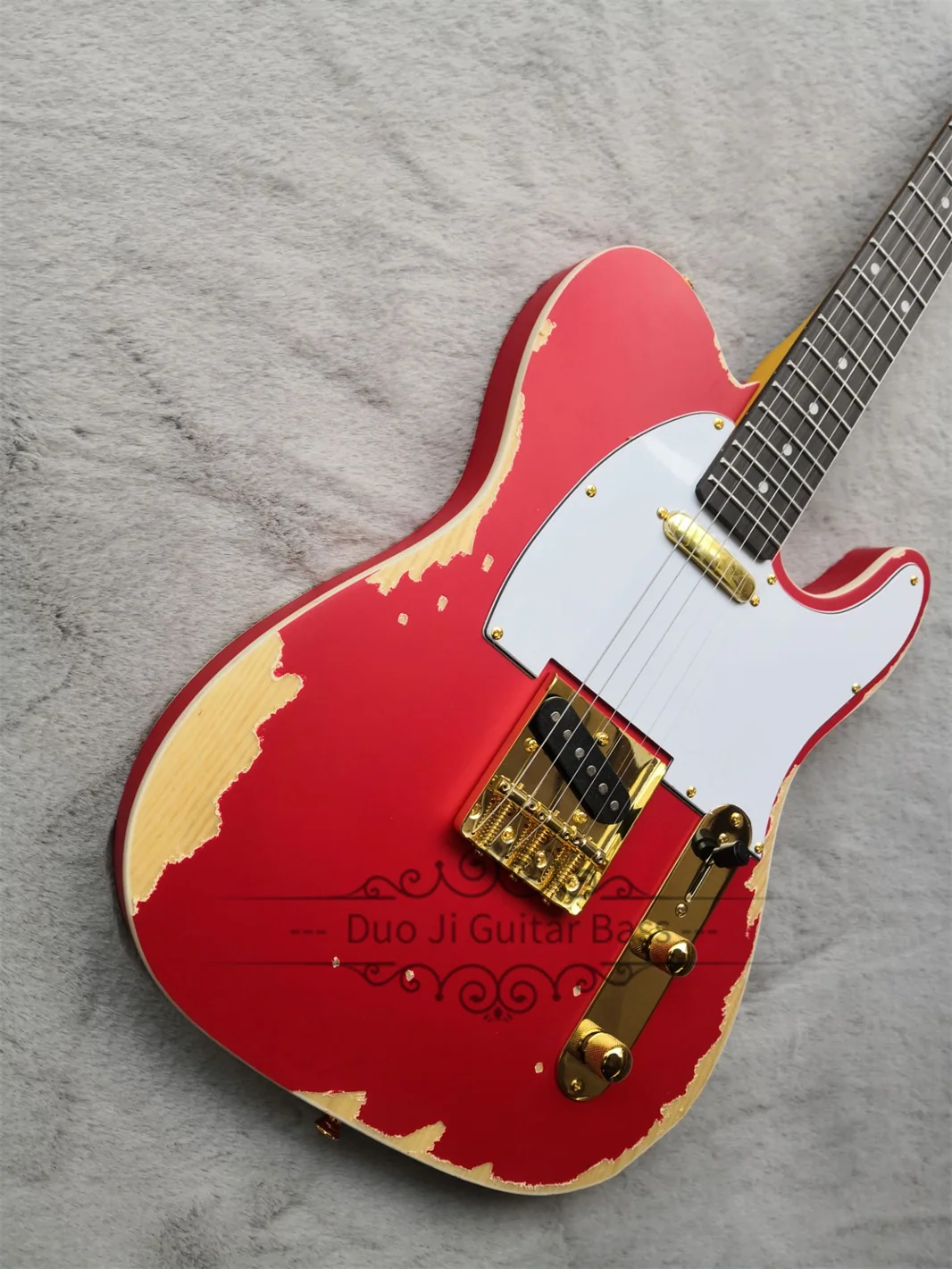 Guitarra roja mate, cuerpo de madera de fresno, encuadernación color crema, mástil de arce amarillo, diapasón de palisandro 22 trastes, puente dorado