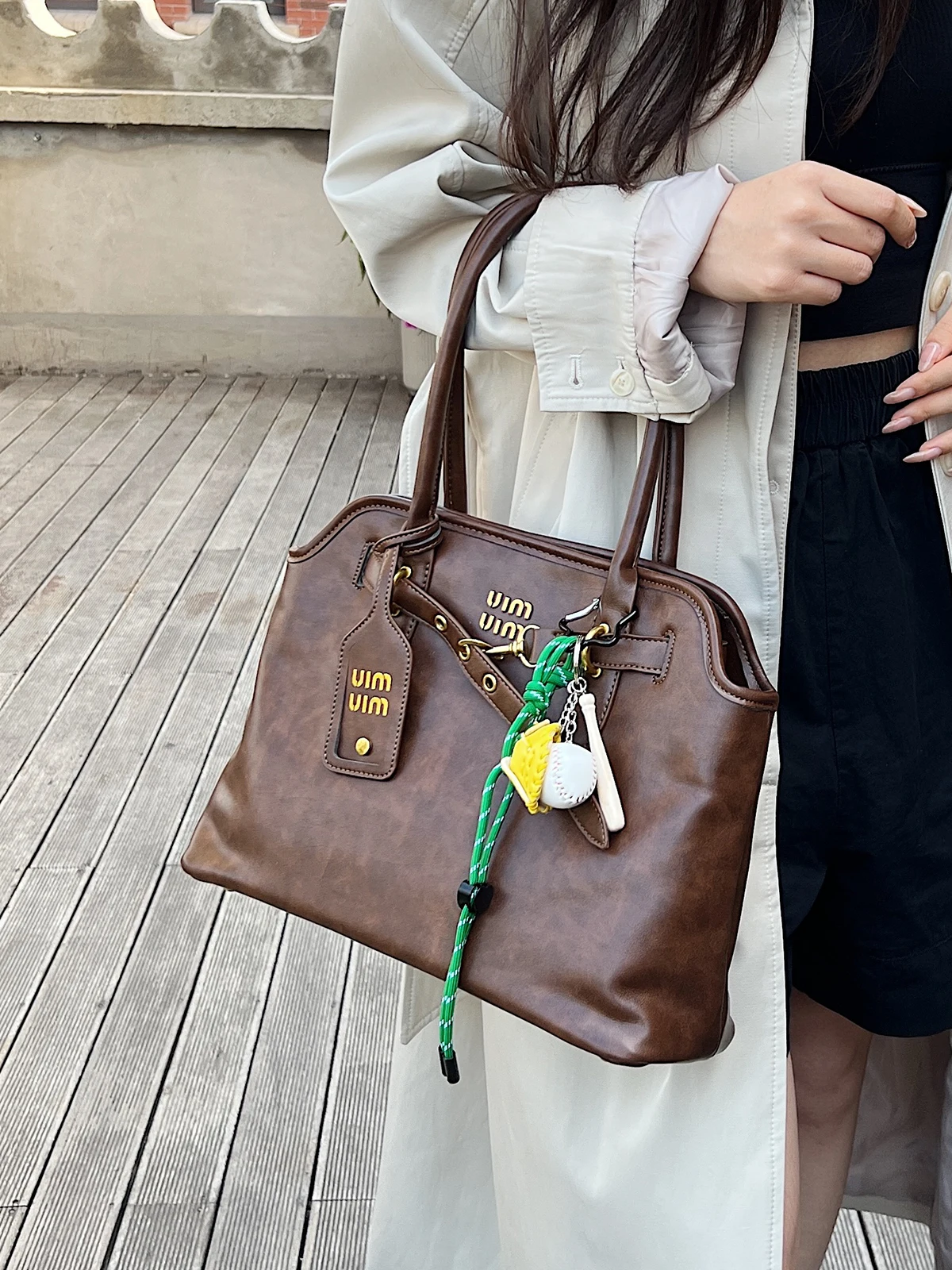 الراقية الفاخرة مصمم حقيبة ذات سعة كبيرة الإناث 2025 الربيع والخريف موضة جديدة حقيبة يد الرجعية كل مباراة ركاب حمل حقيبة #1