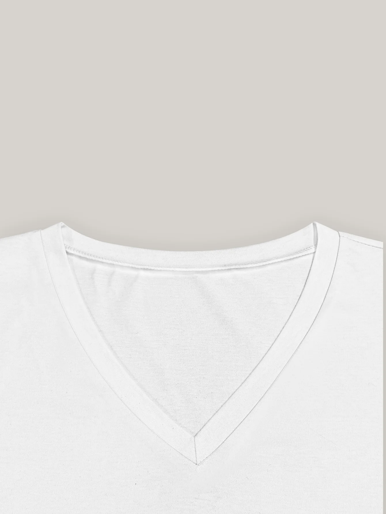 綿100%の半袖Tシャツ。ベーシックな春夏カジュアルVネックTシャツで、洗濯機で洗えます。