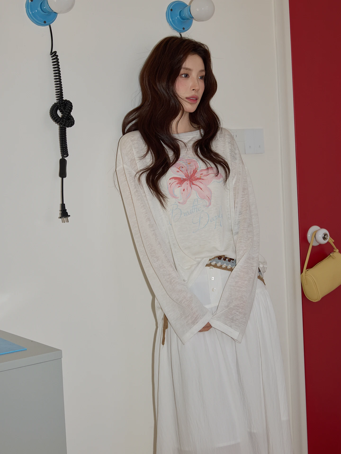 

Женская свободная футболка с длинным рукавом и круглым вырезом, с цветочным принтом, белая, весна 2026, повседневный стиль, модная, в расслабленном стиле