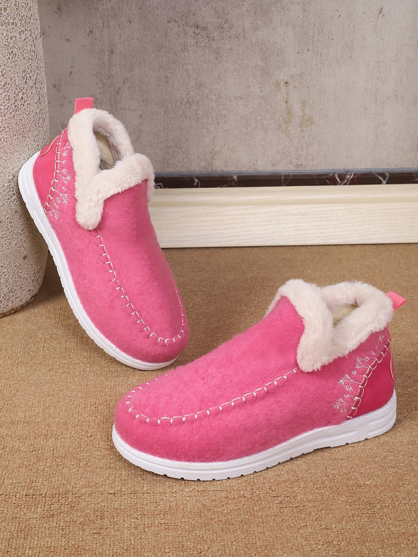 Damen Winter Slip-On Stiefeletten mit Flauschigem Kragen, Weichem Filz, Warmem Fleecefutter, Flach, Rutschfest, Leicht, für den Alltag, Schneestiefel – Detail 9