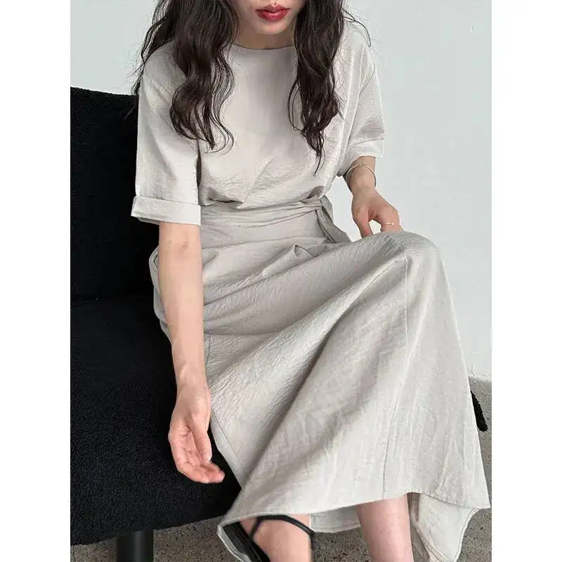 فستان تي شيرت صيفي طويل بأكمام قصيرة وربطة عنق متقاطعة للتخسيس على شكل حرف A