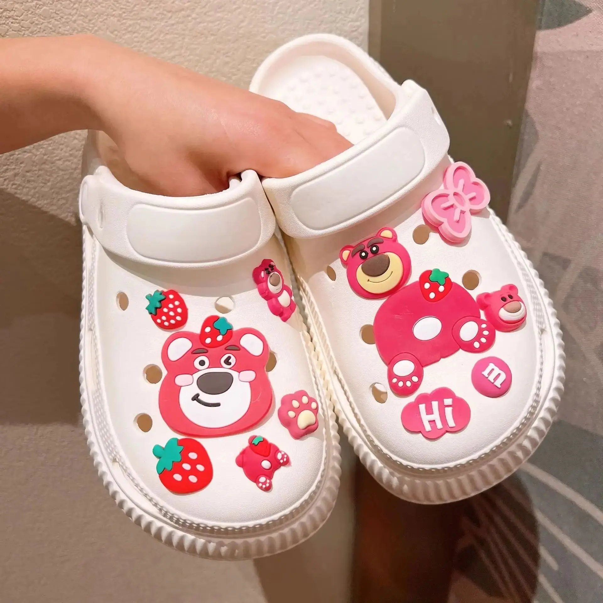 

MINISO Cartoon Strawberry Bear DIY Shoe Flower Decorative Buckles Detachable Soft Rubber Clogs Decorations children gift