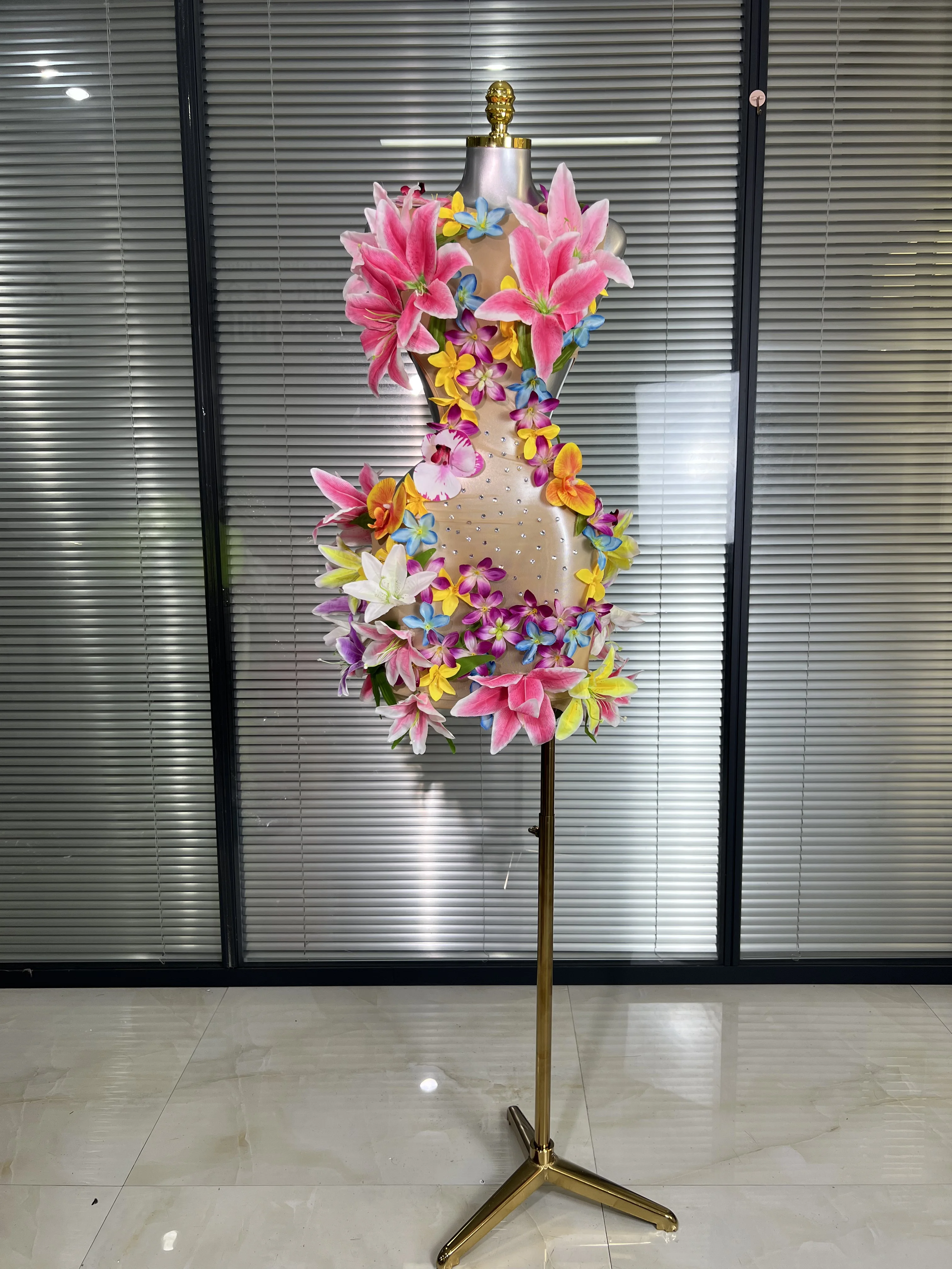 女性のセクシーな O ネックメッシュクリスタルダイヤモンドフラワーパフォーマンス衣装ステージダンサーミニストレッチナイトクラブパーティードレス