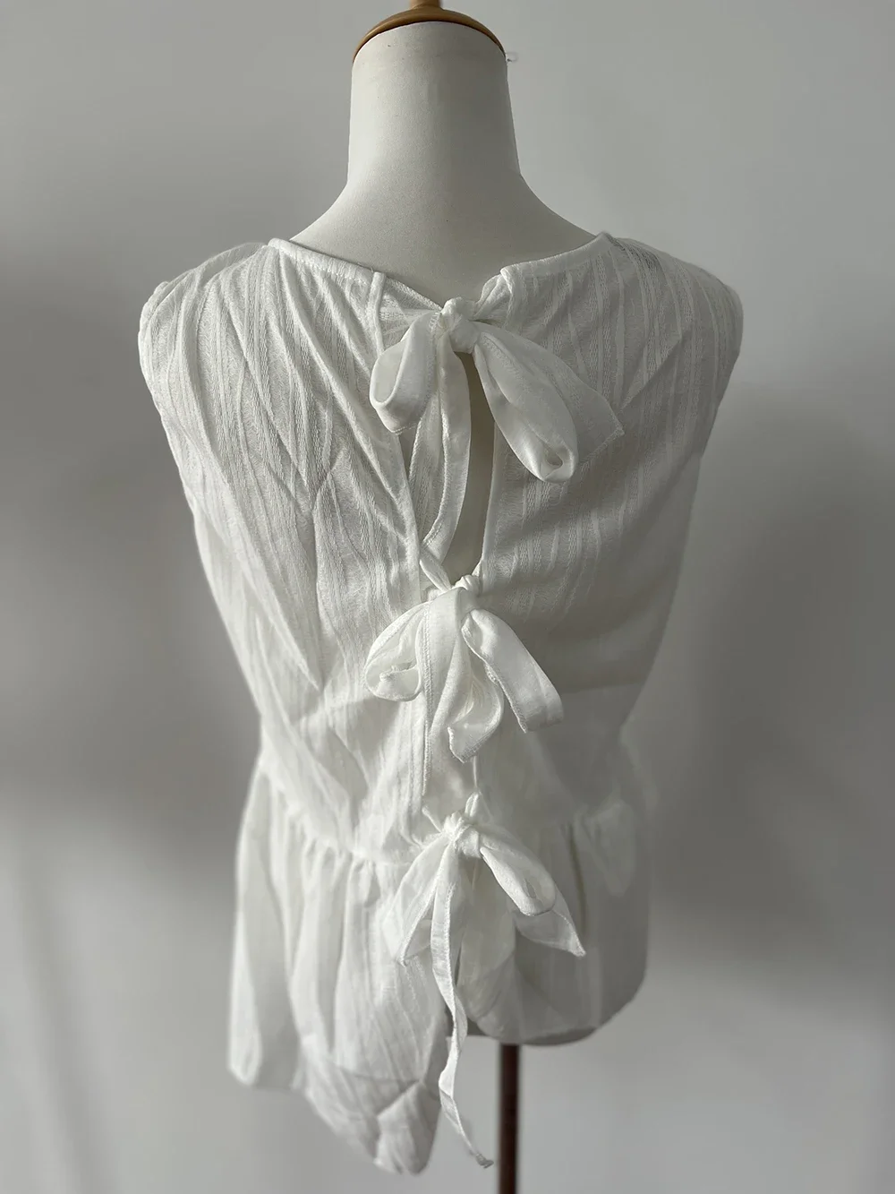 Camicie bianche corte da pendolarismo chic francesi Top da donna Estate Nuovo fiocco irregolare con lacci Camicette senza maniche dimagranti Abbigliamento donna