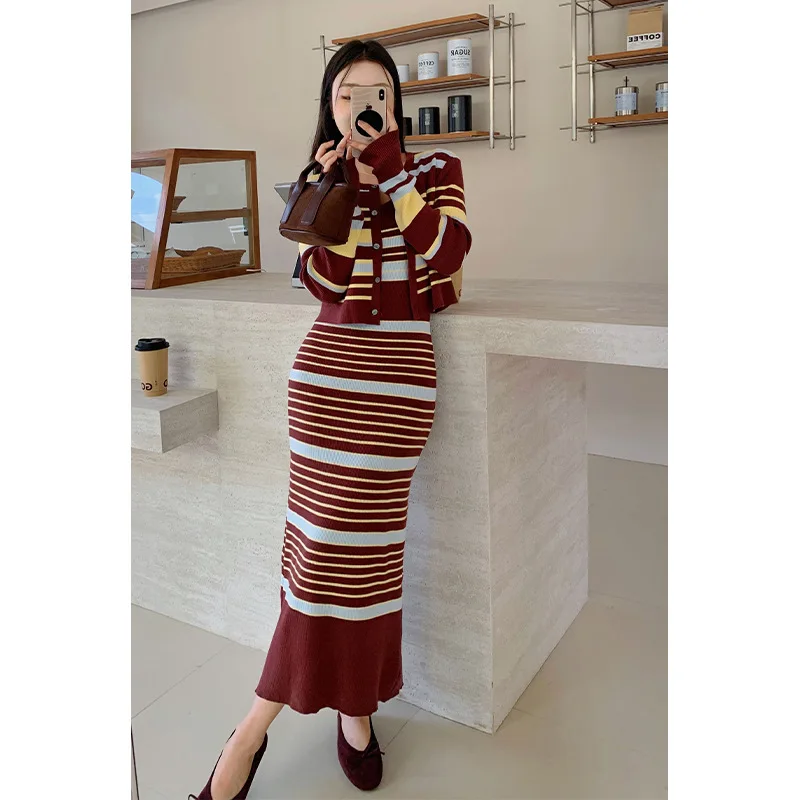 

Женское трикотажное модное полосатое пальто из двух предметов + юбка на бретелях 2022, весенне-осенний тонкий маленький ароматный стильный комплект