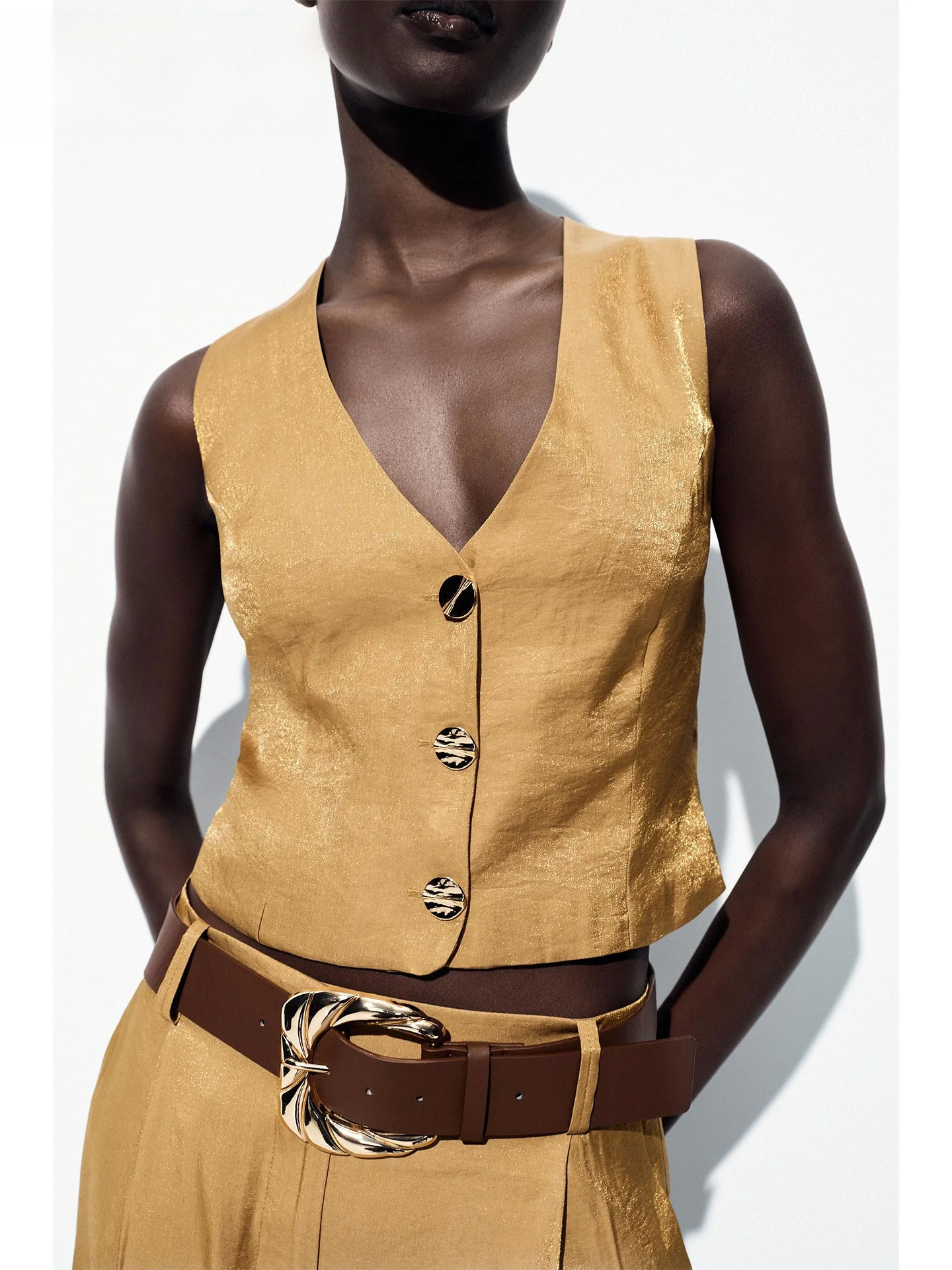 

Женский топ-жилет ZAPRHA из шелкового атласа с V-образным вырезом, декорированный золотыми пуговицами, лето 2025, новинка, цвет Ele