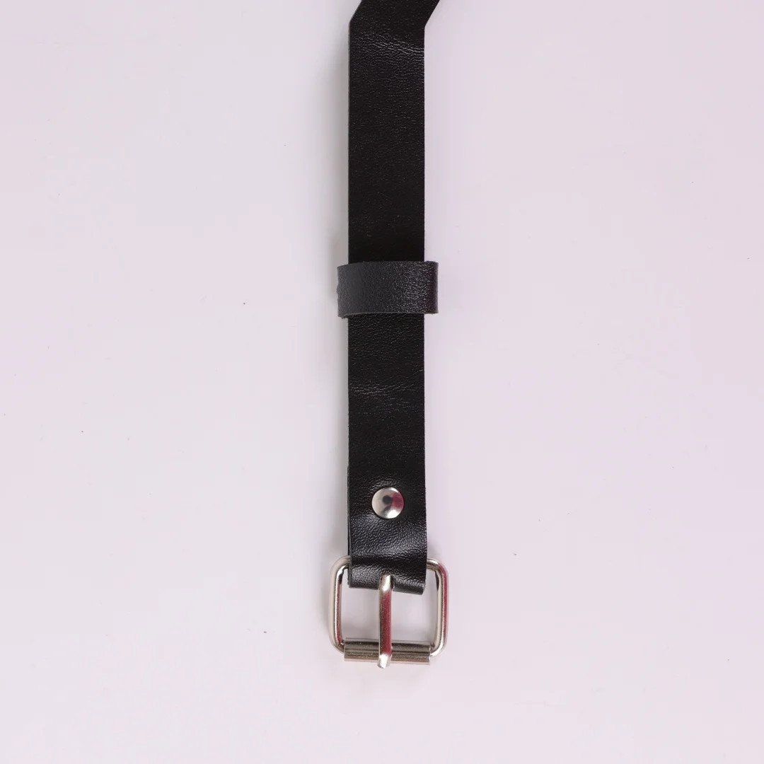 قلادة من الجلد الأسود على شكل هزاز مع مسامير؛ مجوهرات عصرية على الطراز القوطي الشرير للسيدات