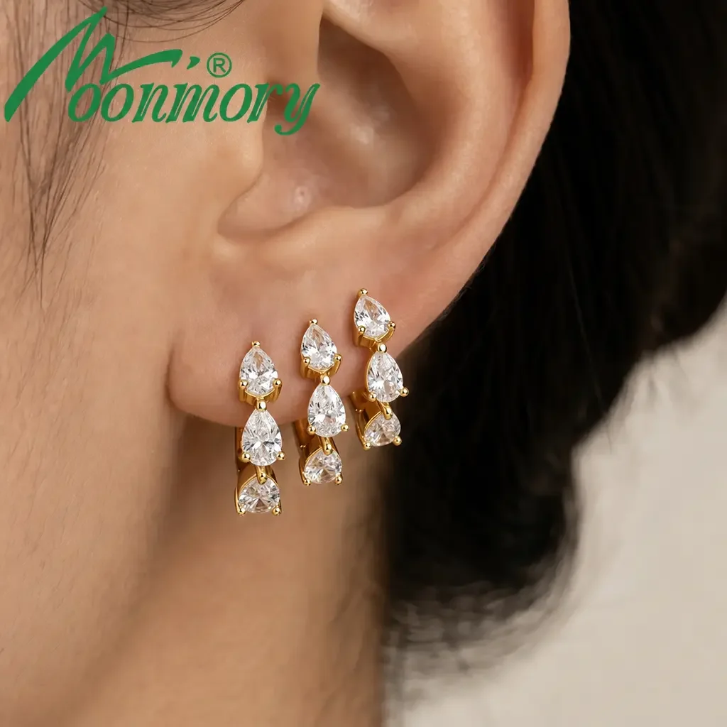 Moonmory Einfache Luxus Umweltfreundliche Messing Dreifach-Birnen-Huggie-Creolen für Damen 18K Vergoldete Ohrringe 5A Zirkon – Detail 5