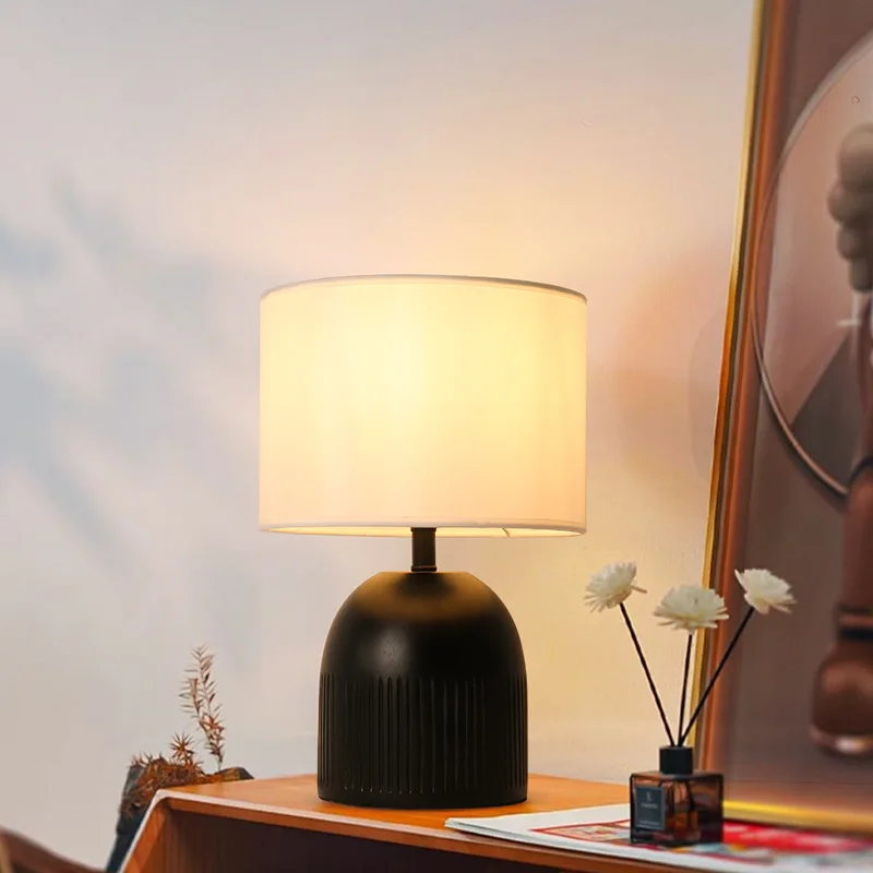 

American medieval solid wood table lamp bedroom bedside study creative night light decoration home bar decoration atmosphere