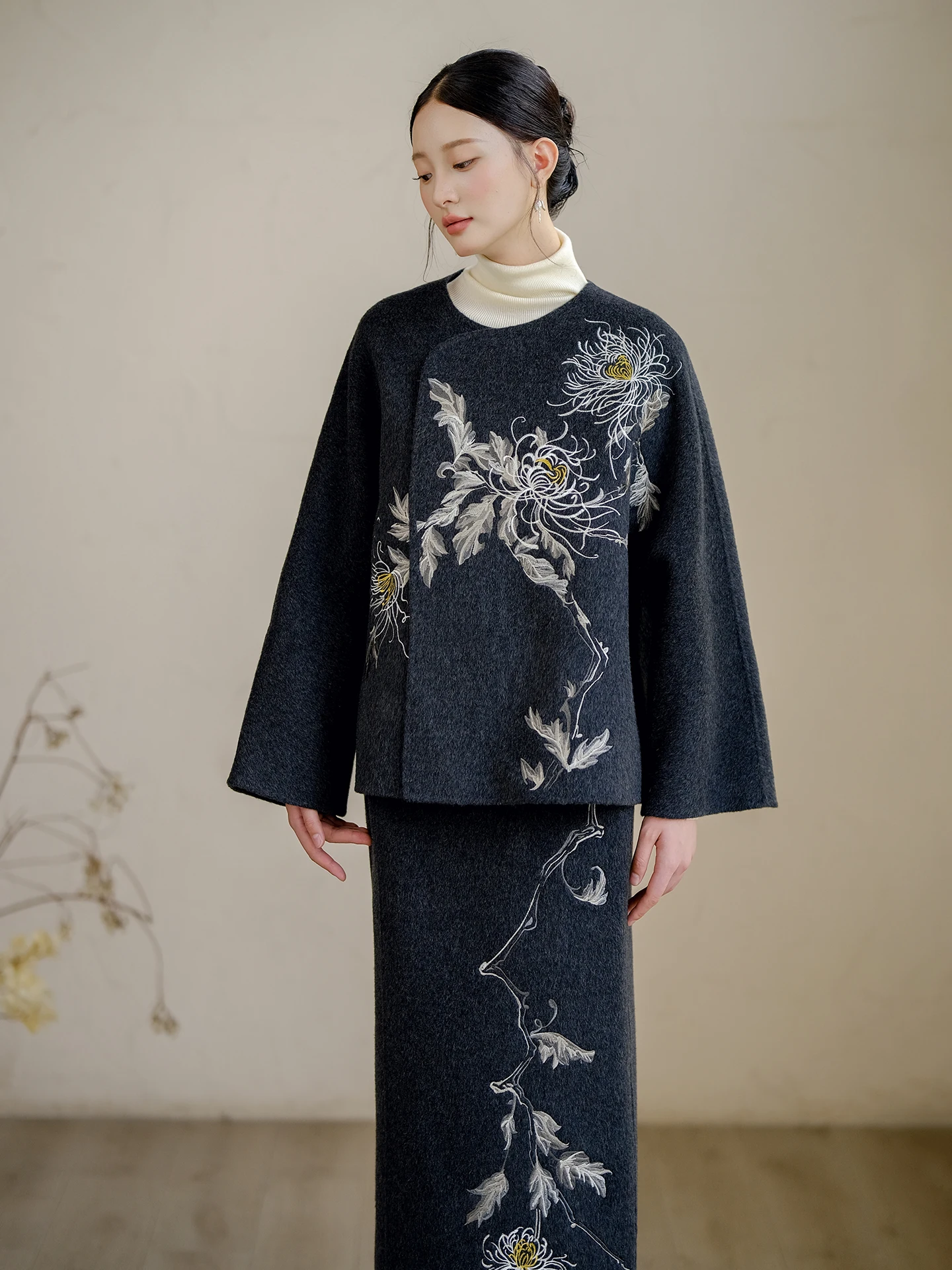 

Комплект из шерстяного пальто с вышивкой Young Ele в китайском стиле для женщин: свободный крой, длинный рукав, круглый вырез, традиционная одежда