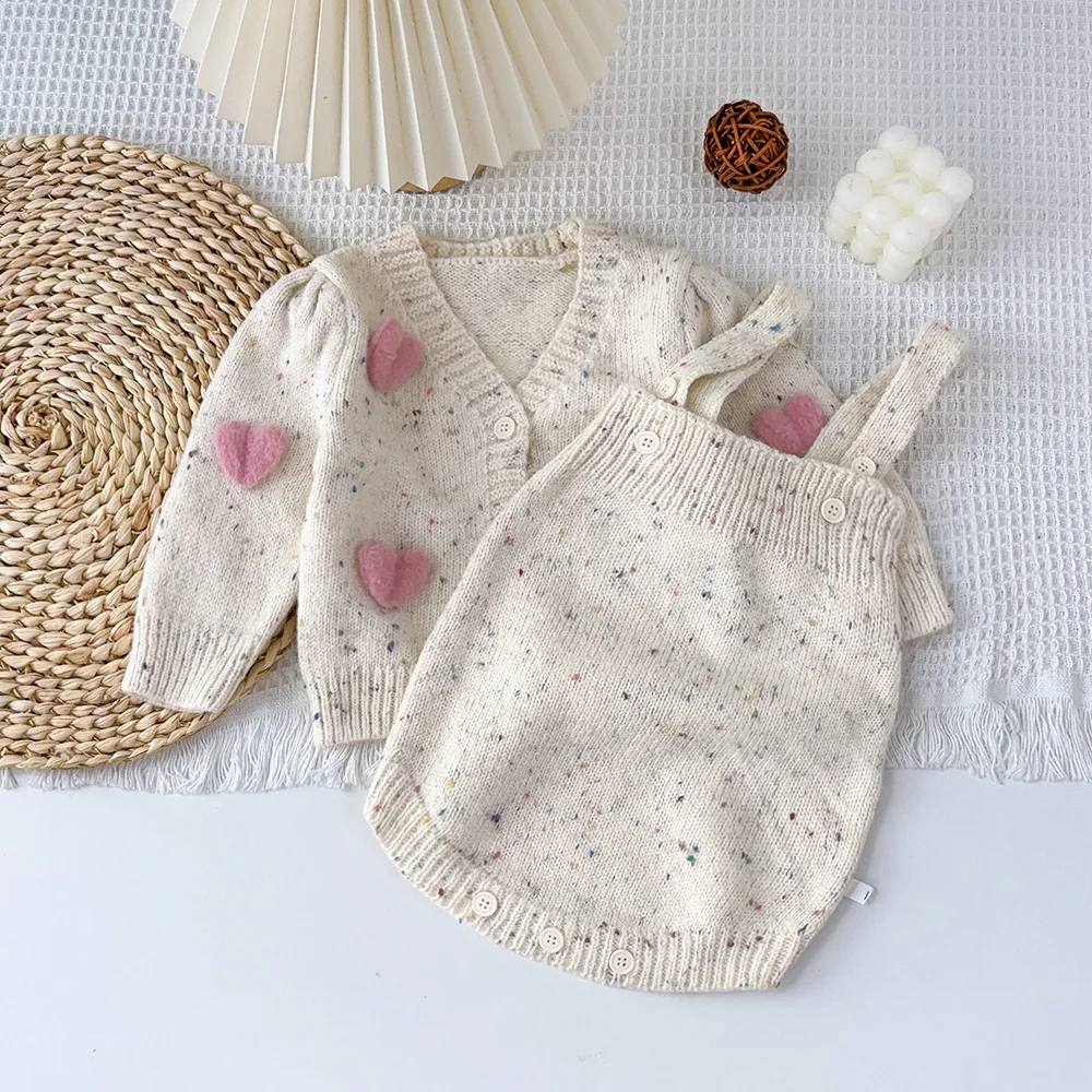 Vestiti Beige delle neonate rosa 3D decorazione del cuore maglione Cardigan con scollo a v + tuta con bretelle set per bambini vestiti della neonata