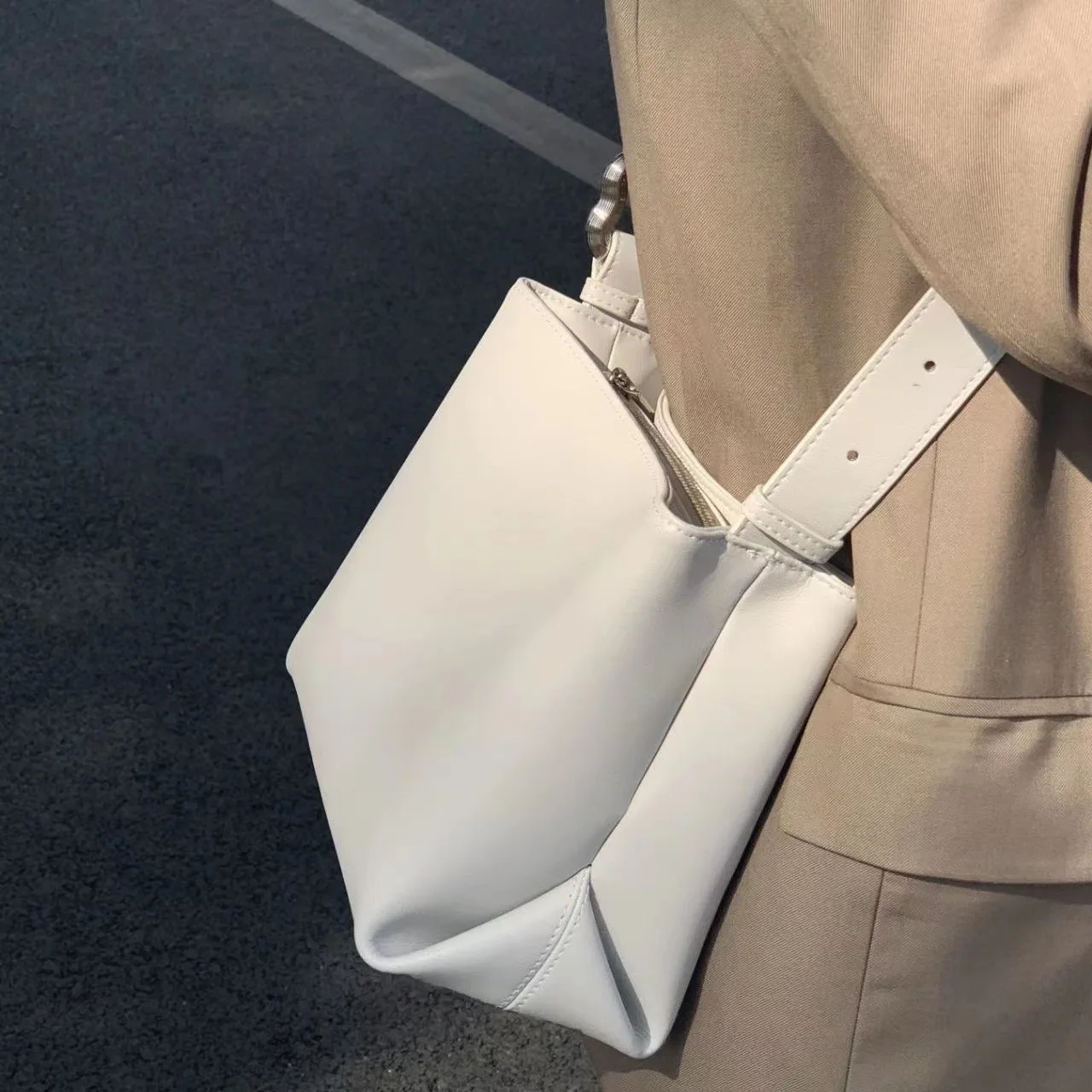 Large Capacity Women\'s White Bucket Handbags 2024 Spring New Soft Leather One Shoulder Crossbody Bag Casual Versatile Tote Bag