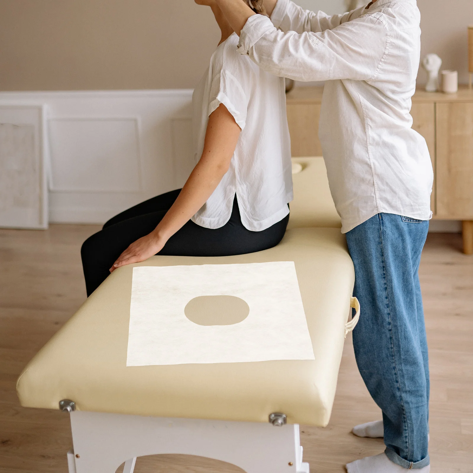 

100Pcs Disposable Massage Face Covers Soft Non-Woven Fabric Round Hole Design for Massage Tables Chairs Salons Spas