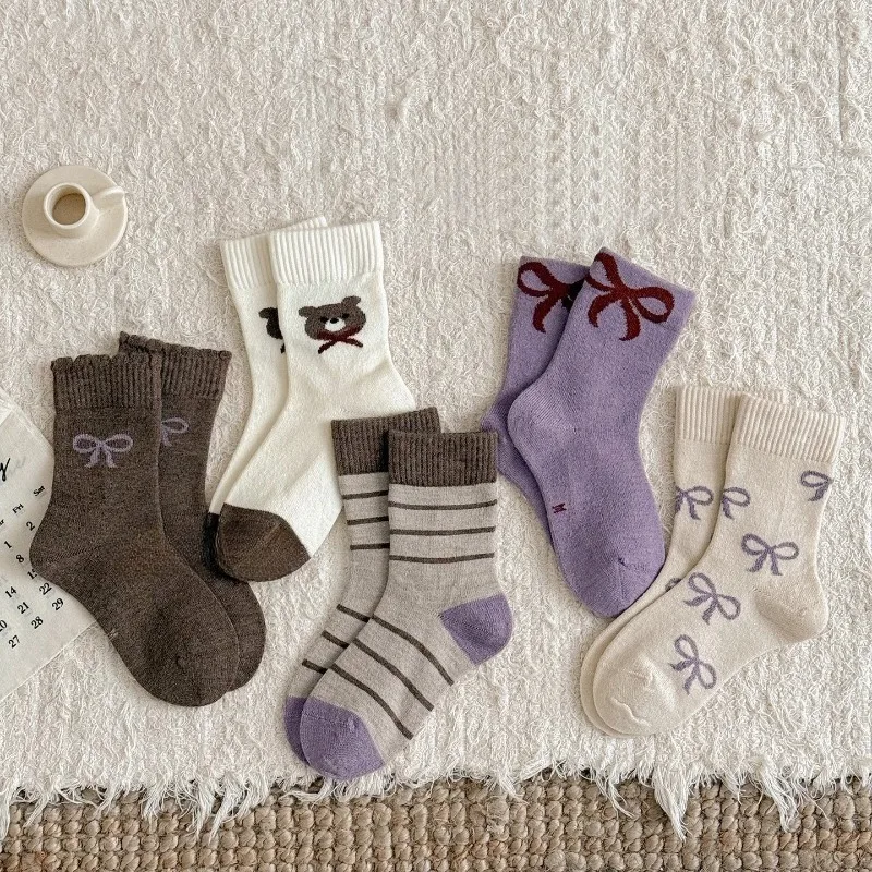 Mädchen-Socken mit süßem Bärenmuster und Schleife, gestreift, weiche, warme Strick-Thermosocken für Herbst und Winter, süßer Stil für den täglichen Gebrauch in Schule und Zuhause