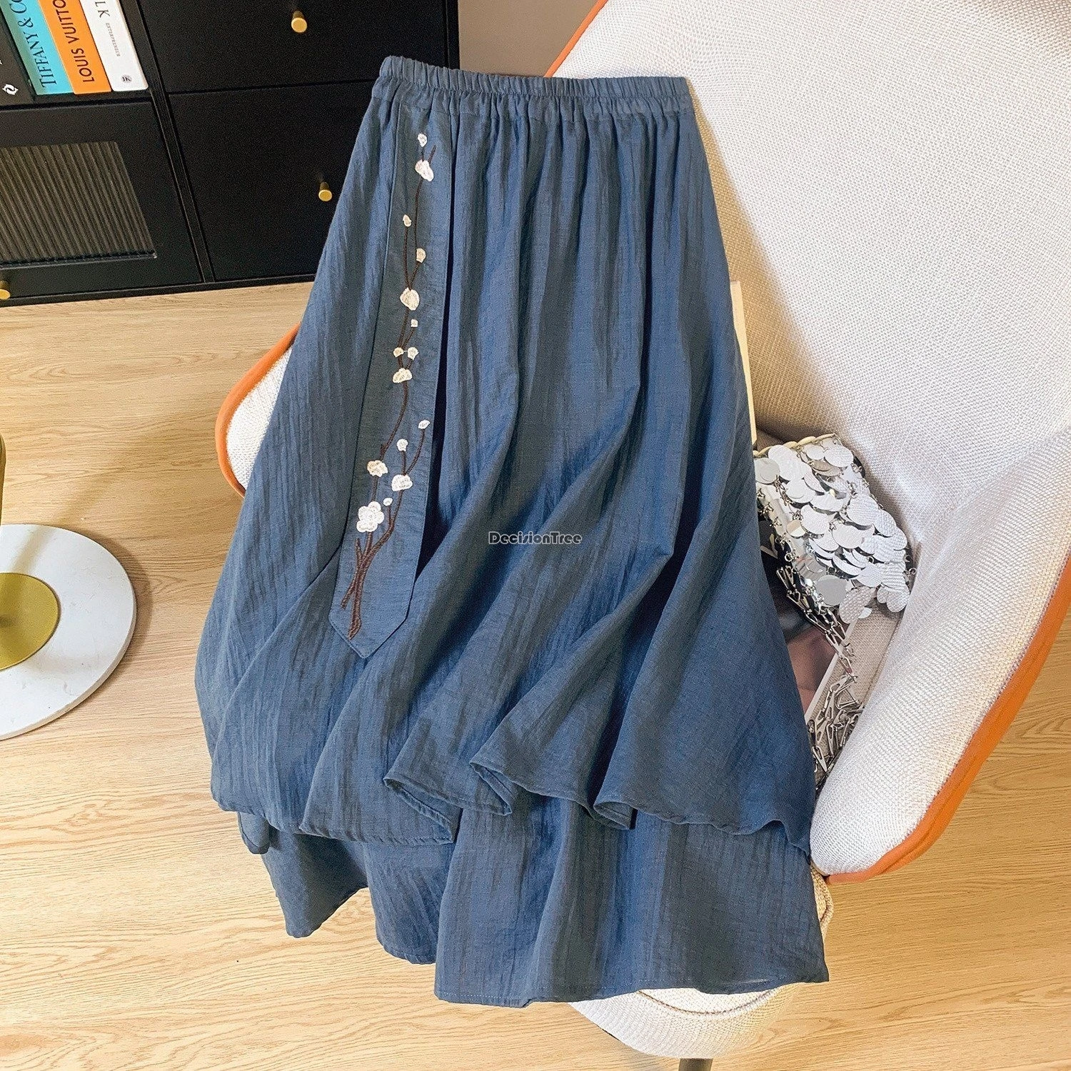 تنورة نسائية جديدة على الطراز الوطني الصيني لعام 2025 بخصر مطاطي نصف تنورة نسائية صيفية من القطن والكتان تنورة طويلة مطرزة كلاسيكية أنيقة #5