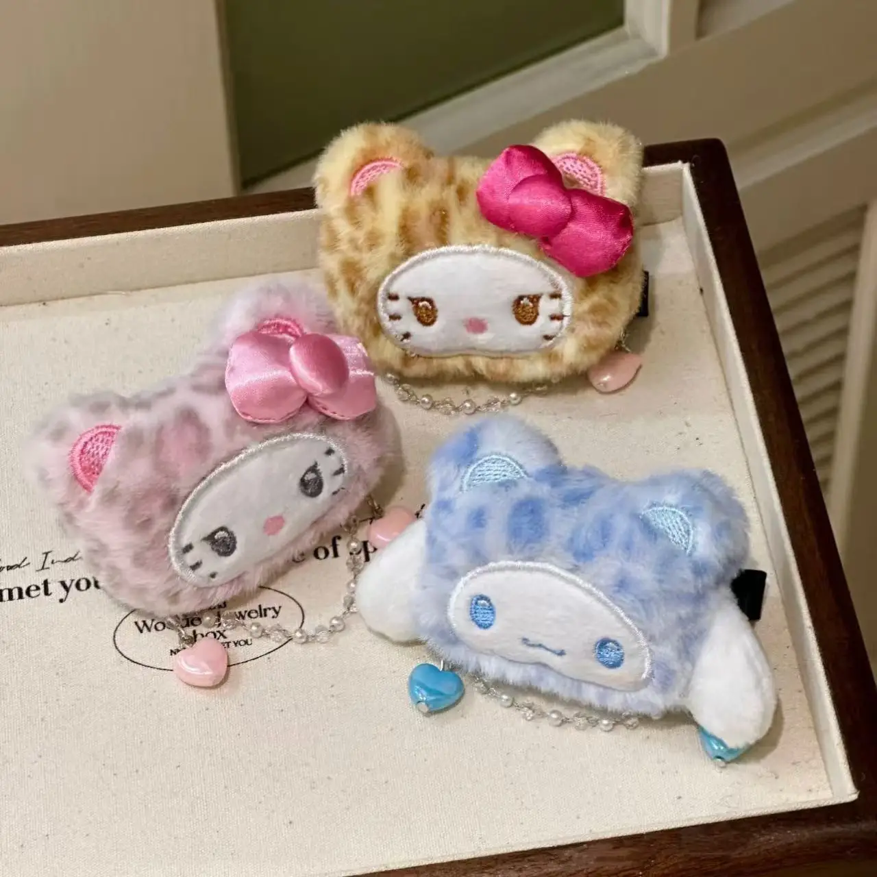 Mignon Hello Kitty en peluche épingle à cheveux imprimé léopard ours série cannelle en peluche épingle à cheveux broche sac à dos accessoires jouet cadeau de noël