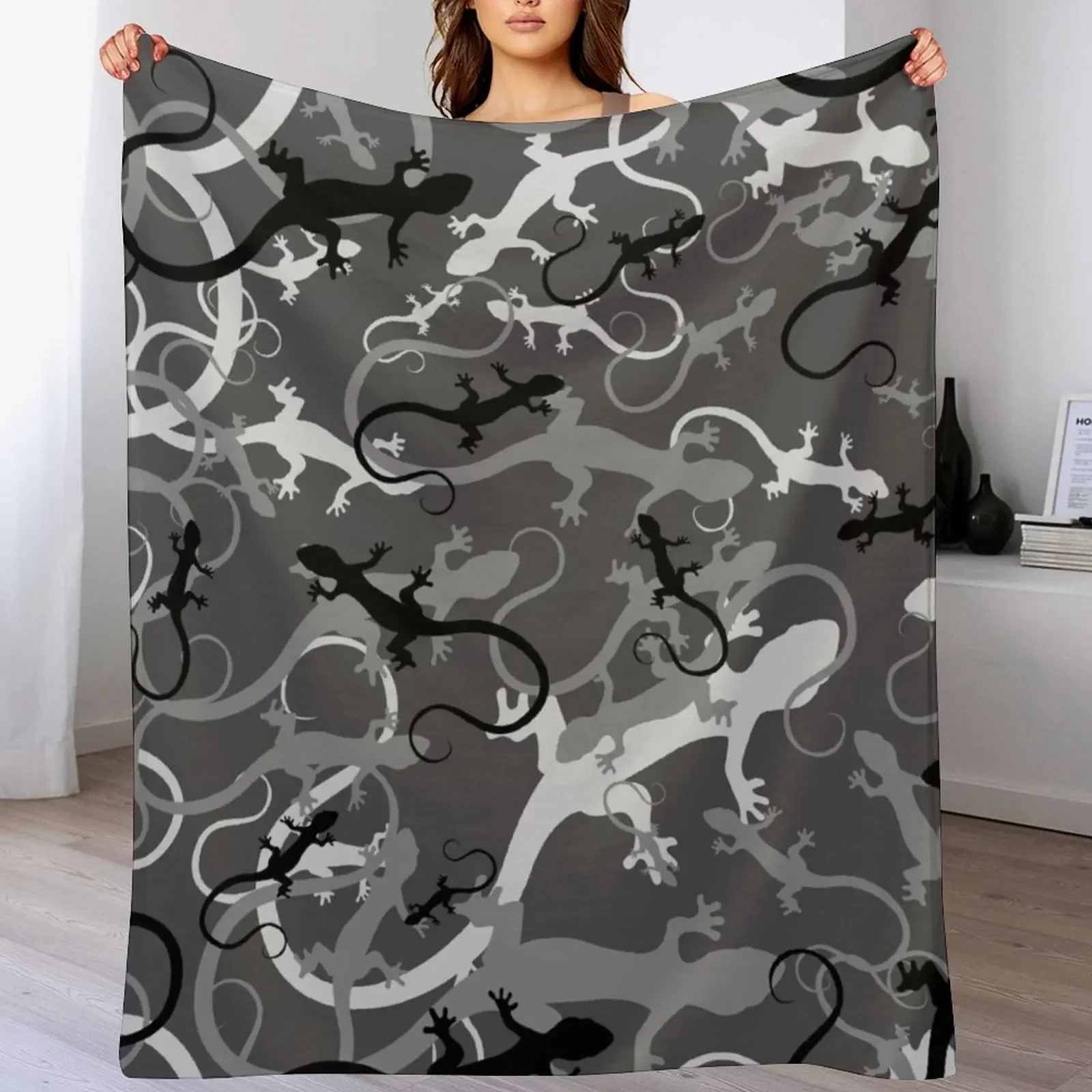Grey lizards Throw Blanket Multi Use Warm Blanket for Living Room Bedroom