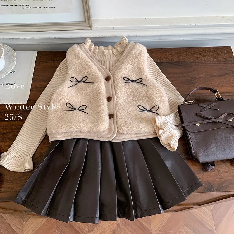 

Корейская осенне-зимняя одежда для девочек, новинка 2025 года, детский толстый жилет, кружевной свитер с бархатной полуюбкой, комплект из трех предметов