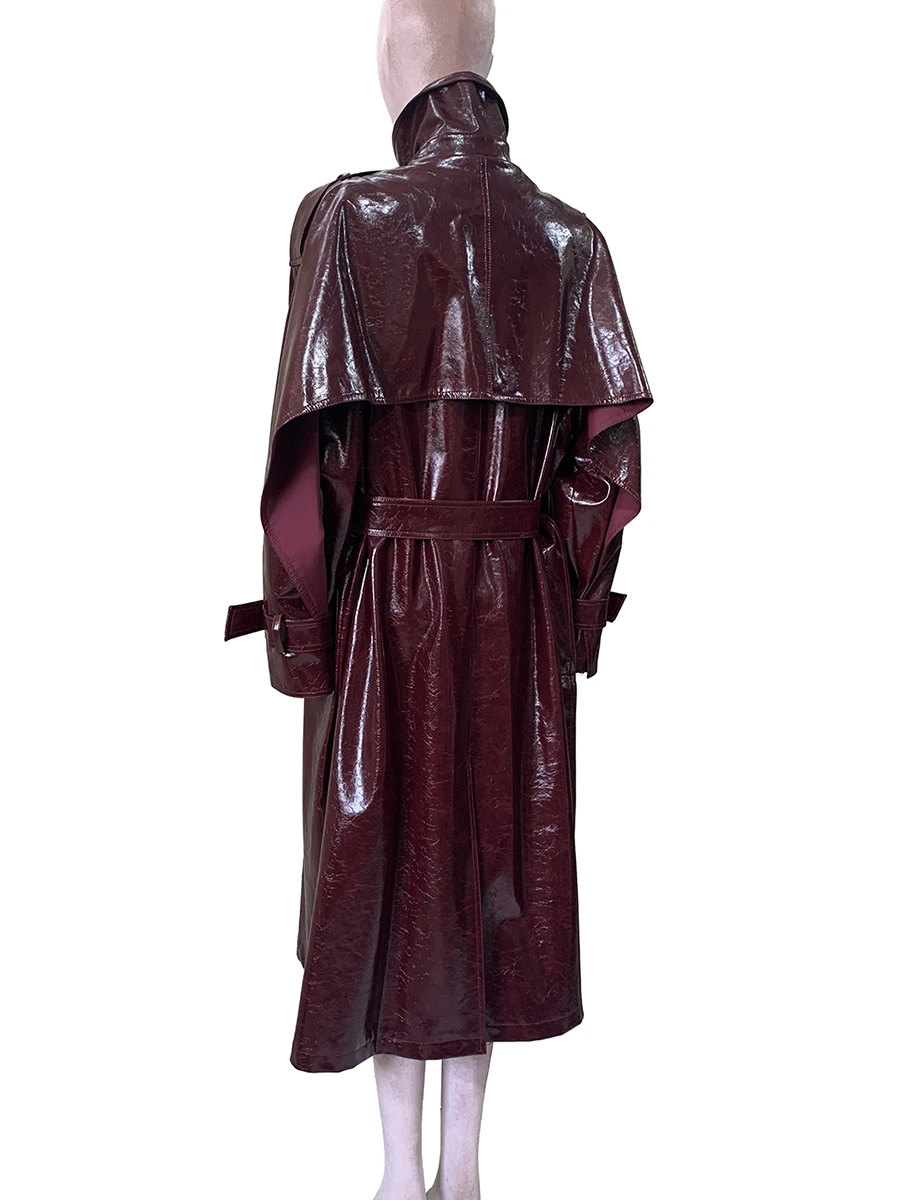 Trench lungo in ecopelle riflettente lucido autunnale per donna Cintura increspata Abiti eleganti di moda europea di design di lusso