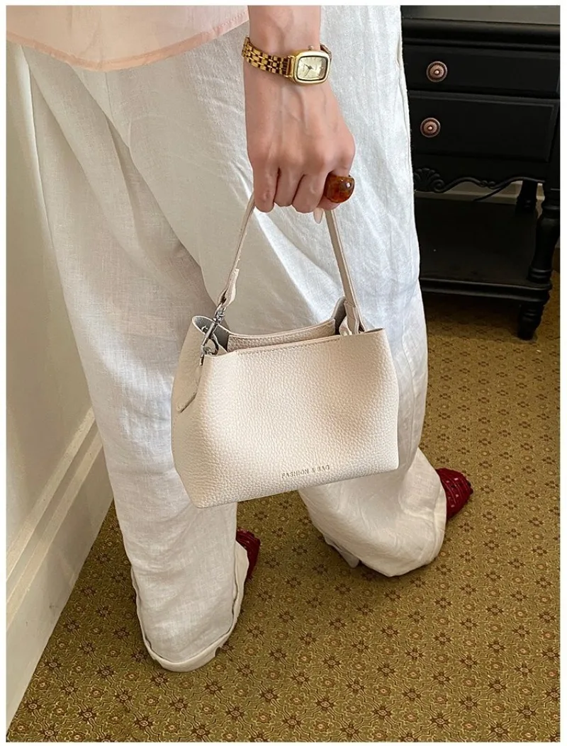 CEEKAY Minimalistische Mini-Eimertasche aus genarbtem, lederähnlichem Leder mit Aufdruck, leicht und tragbar, als Umhängetasche oder Schultertasche für Kaffeebraun – Detail 16