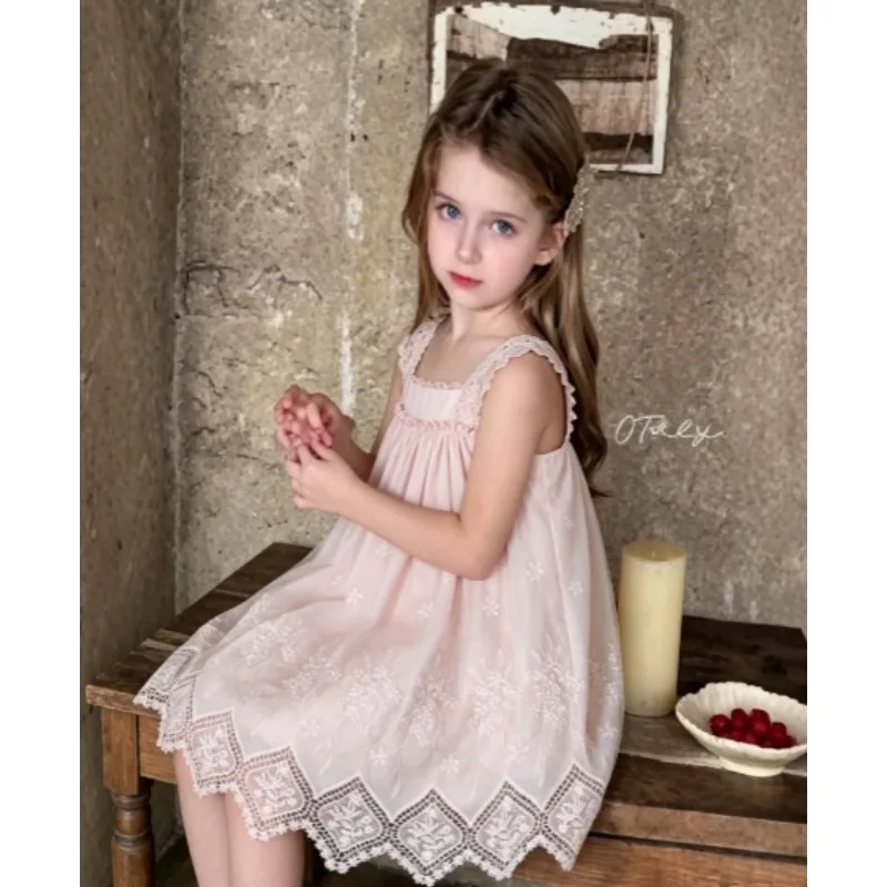 moda-de-verao-2026-roupa-infantil-coreana-vestido-infantil-feminino-com-saia-de-alca-e-renda-na-borda