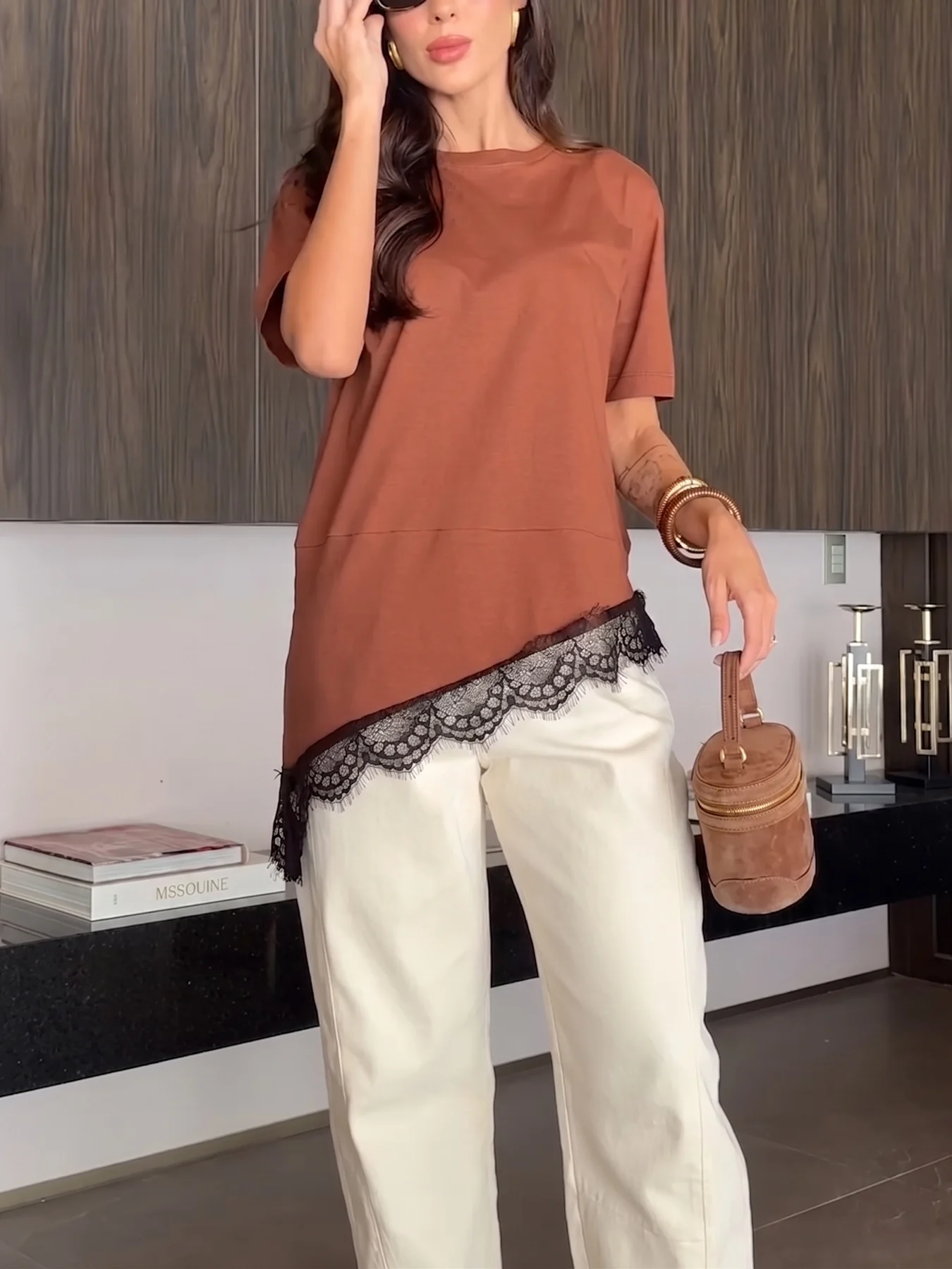 Damen-T-Shirt mit Rundhalsausschnitt und kurzen Ärmeln, locker geschnittenes, einfarbiges Oberteil mit asymmetrischem schwarzem Wimpernspitzenbesatz, Freizeitbluse. – Detail 6