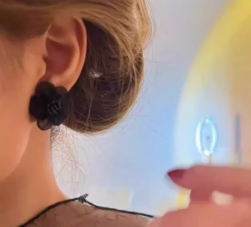 Темные кружевные серьги с черным цветком для женщин. Новые модные и универсальные серьги-гвоздики 2025 года с нишевым дизайном.