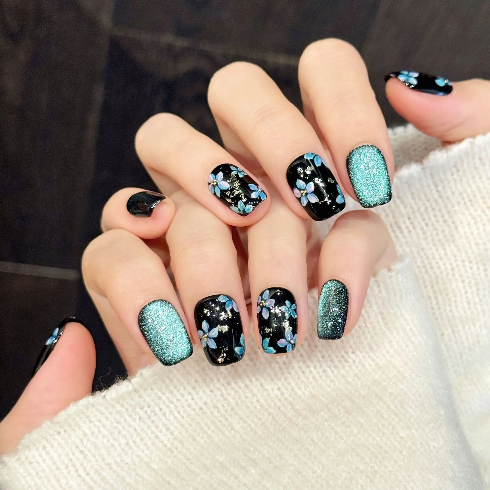 10 pièces noir bleu Floral court Stiletto presse sur ongles à la main faux ongles brillant mat dégradé conception avec outil 4 pièces