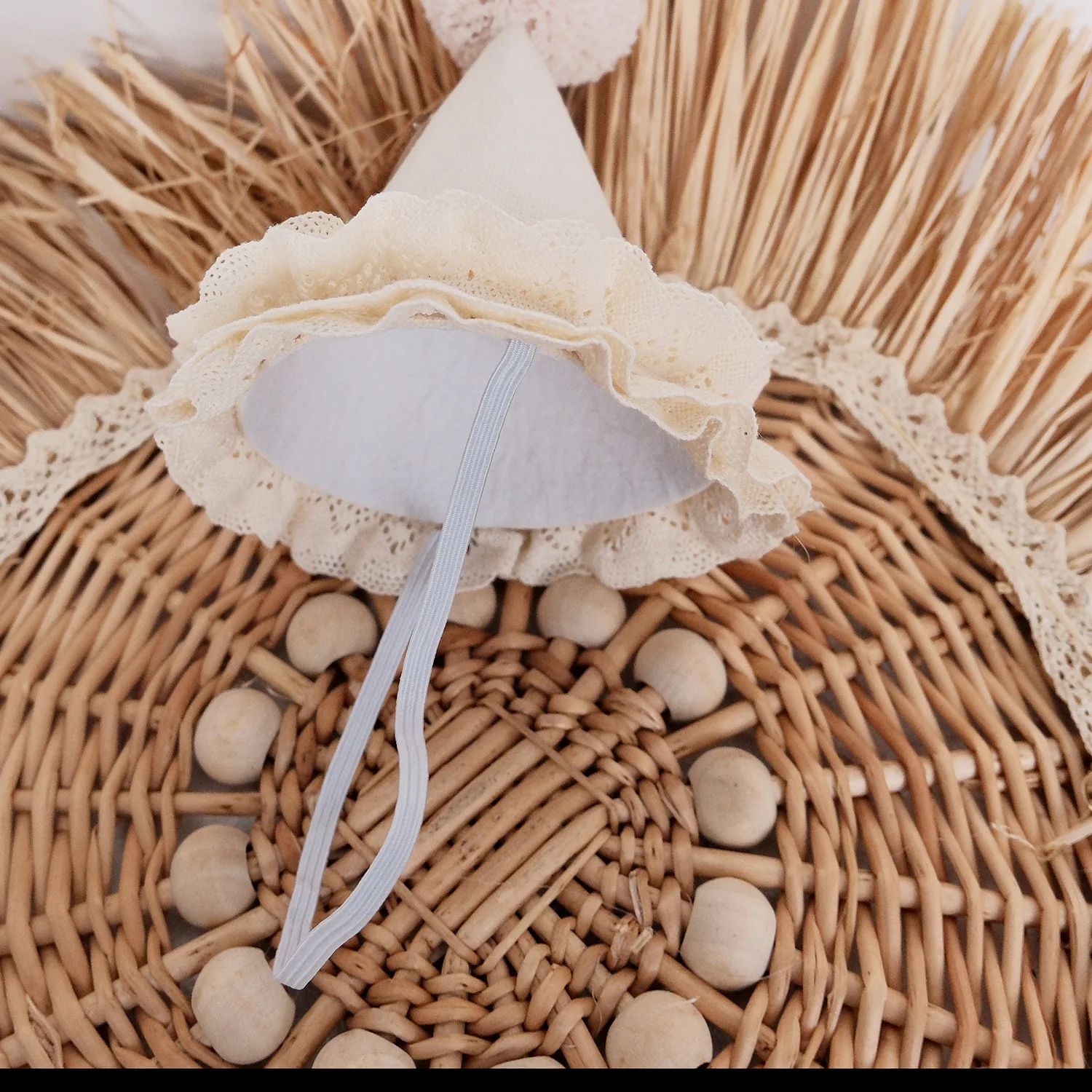 1 Geburtstagshut – Neutrale Partykrone für Jungen und Mädchen mit handgefertigten Pompons und Spitzenrüschen, Partyzubehör – Detail 6