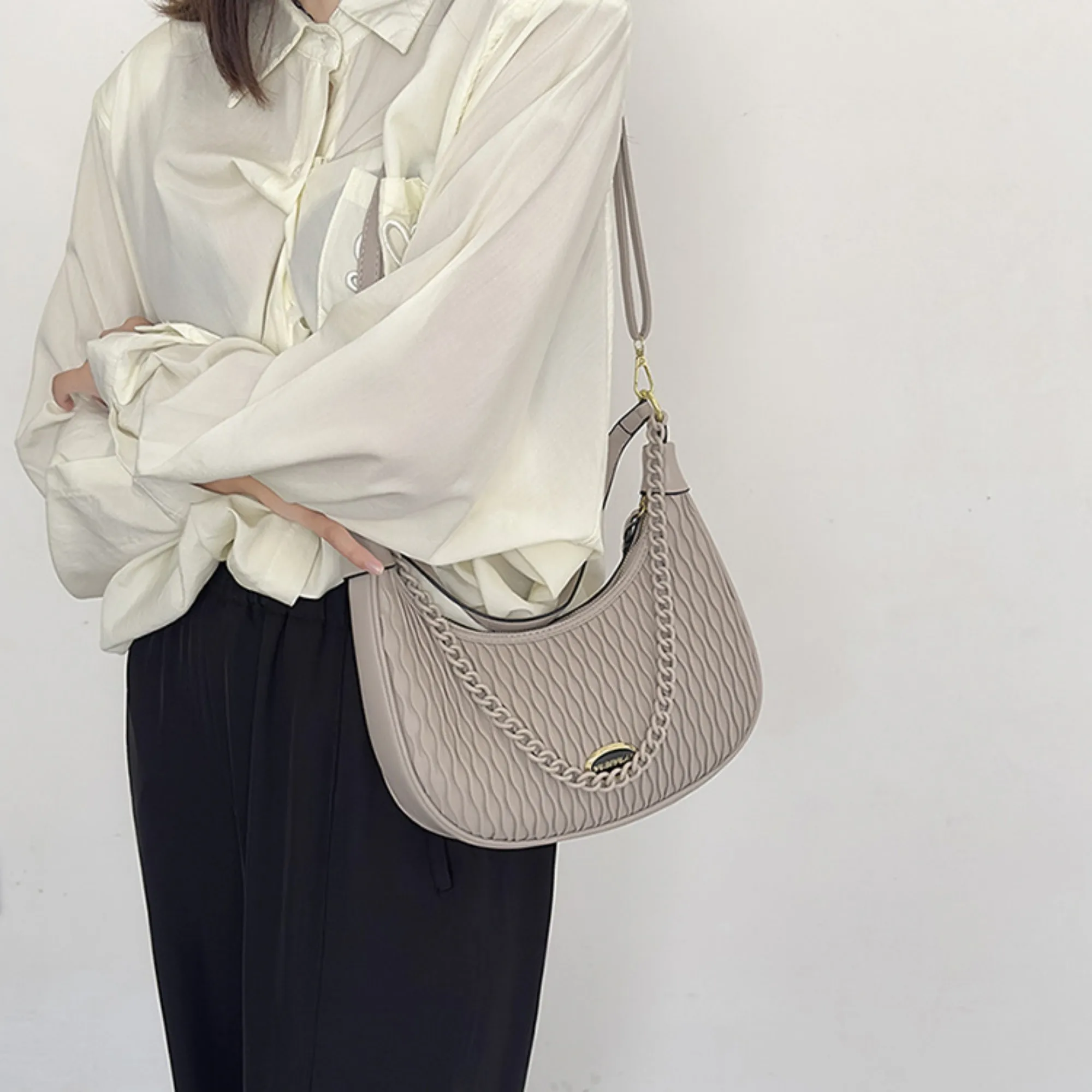 

New pleated underarm hand-held single shoulder diagonal cross women's bag chain crescent ins niche fashion versatile bag