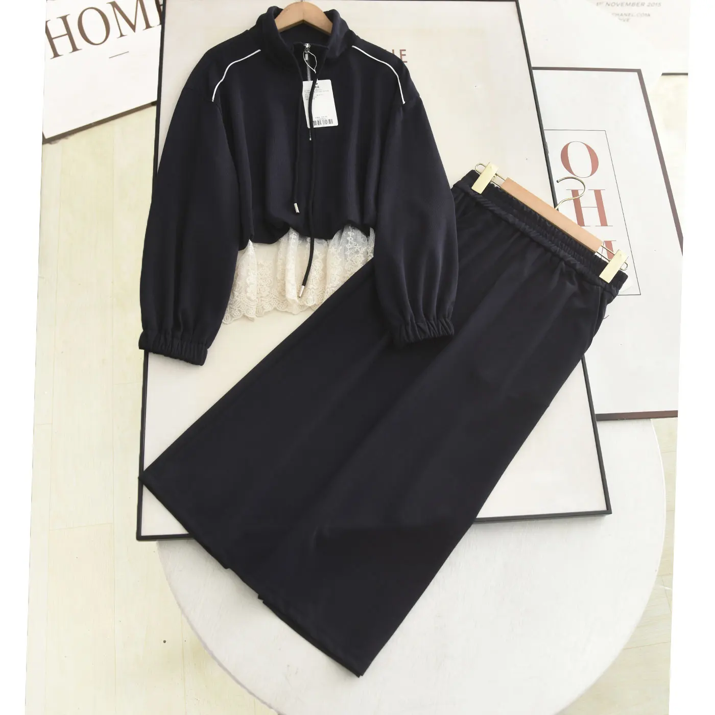 

Корейский комплект из двух предметов: свитшот с кружевными вставками и юбка с высокой талией и разрезом. Элегантный весенний женский наряд.