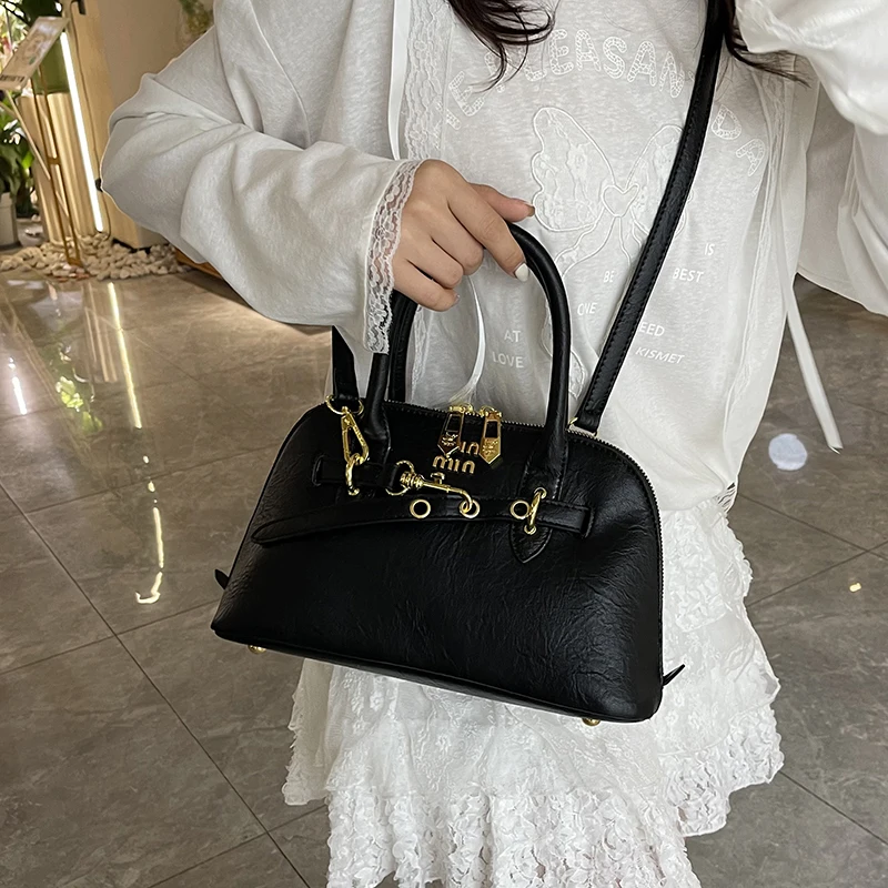 

Модная женская сумка через плечо от известного дизайнера из кожи. Элегантный и легкий для повседневных прогулок.