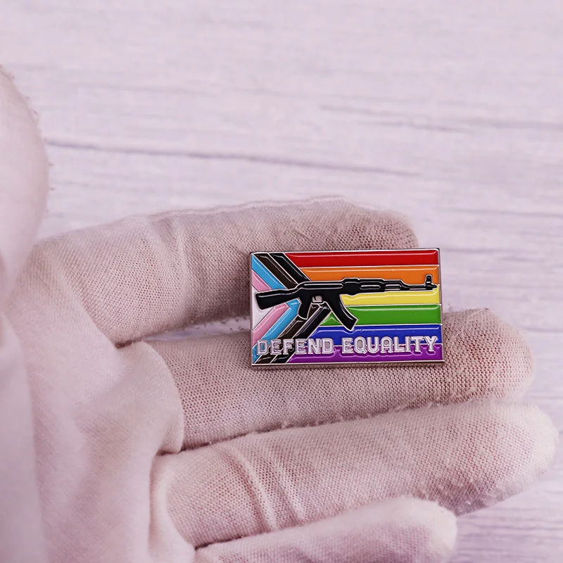AK-47 الدفاع عن المساواة فخر العلم المينا دبوس عبر LGBTQ بروش شارة الملابس قبعة ظهره الديكور مجوهرات اكسسوارات