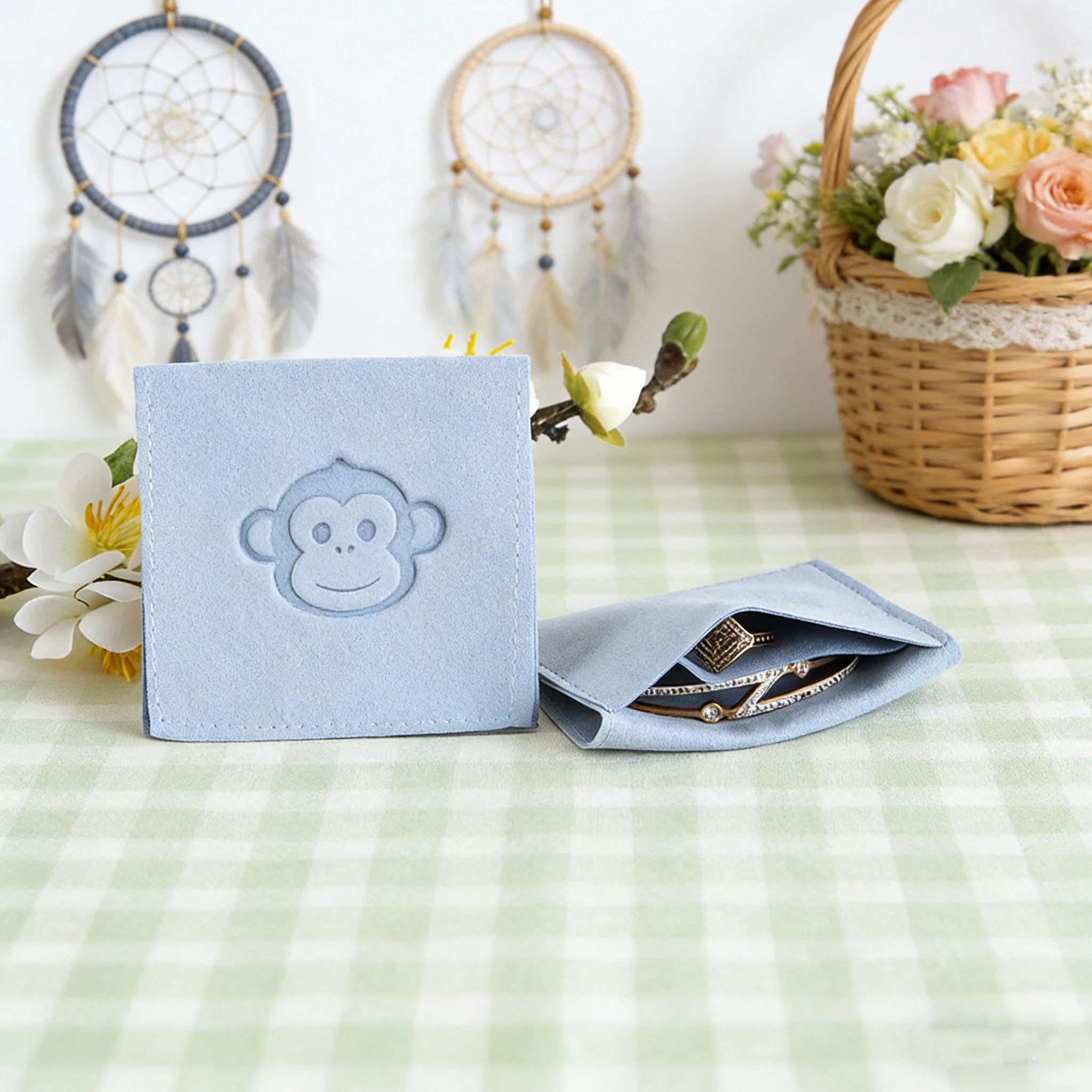 

100 шт. синих бархатных мешочков из микрофибры с персонализированным логотипом и разделителем для свадебных подарков: серег, браслетов, помады