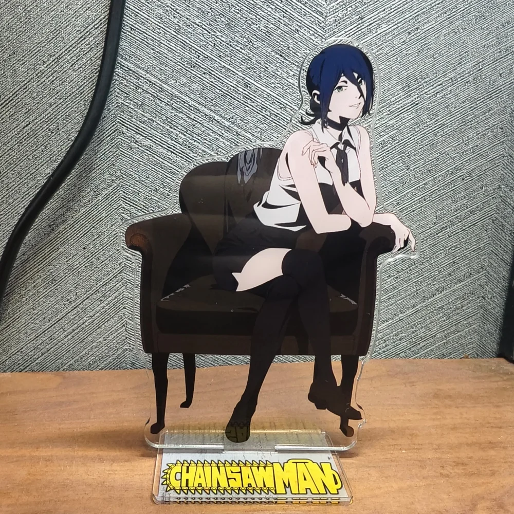 أحدث حامل أكريليك كبير من Chainsaw Man يجلس على أريكة، شخصية أنيمي، عرض مكتب، هدية قابلة للجمع لمحبيها