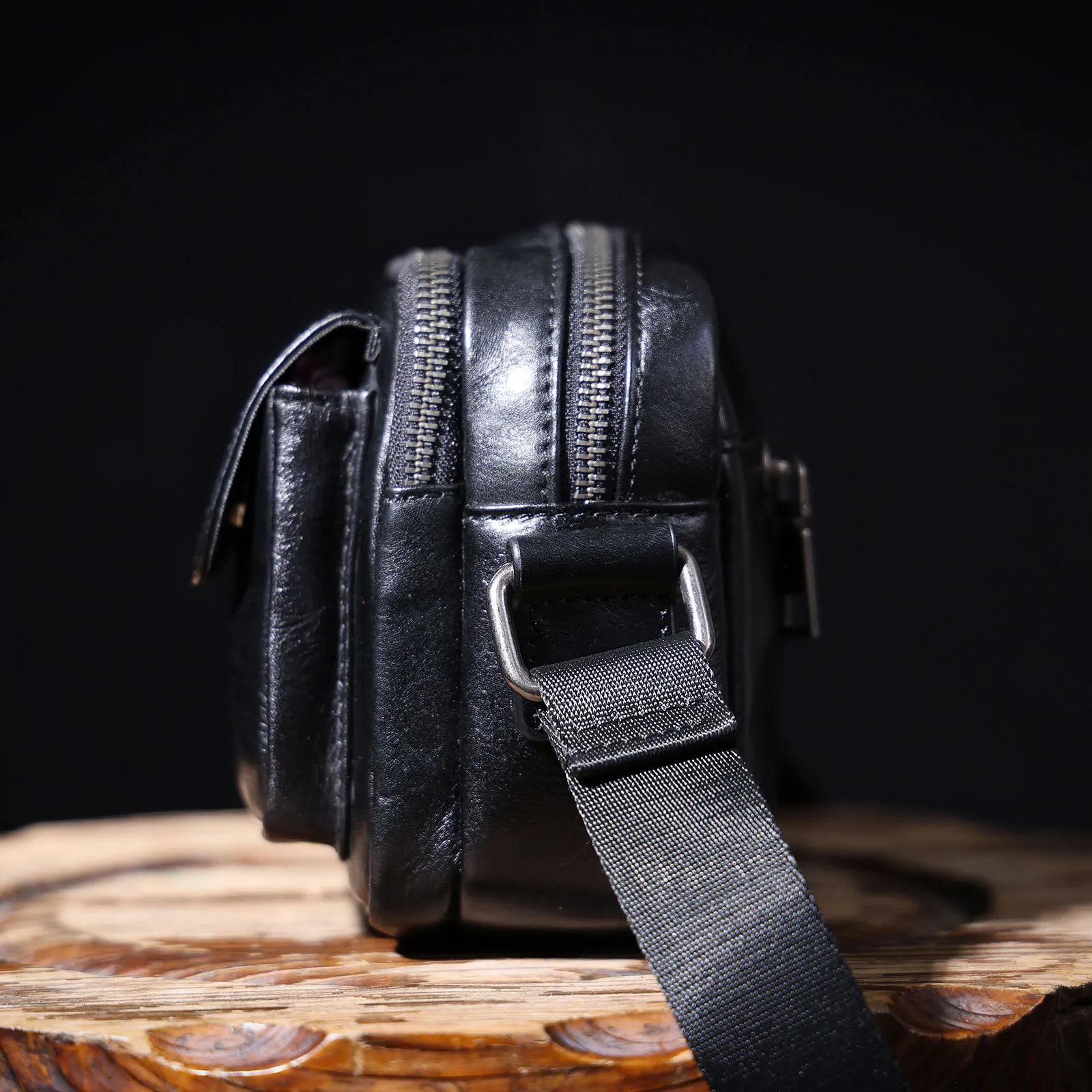 Echte Leder-Brusttasche für Herren, Casual-Umhängetasche aus Rindsleder, Modische Handyhülle, Pflanzlich gegerbtes, gerafftes Leder – Detail 11