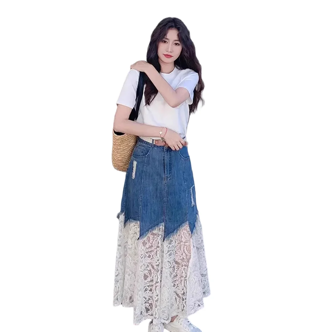 

Summer outfit paired with white short sleeved T-shirt and lace patchwork denim skirt for age reduction and high-end, denim skirt