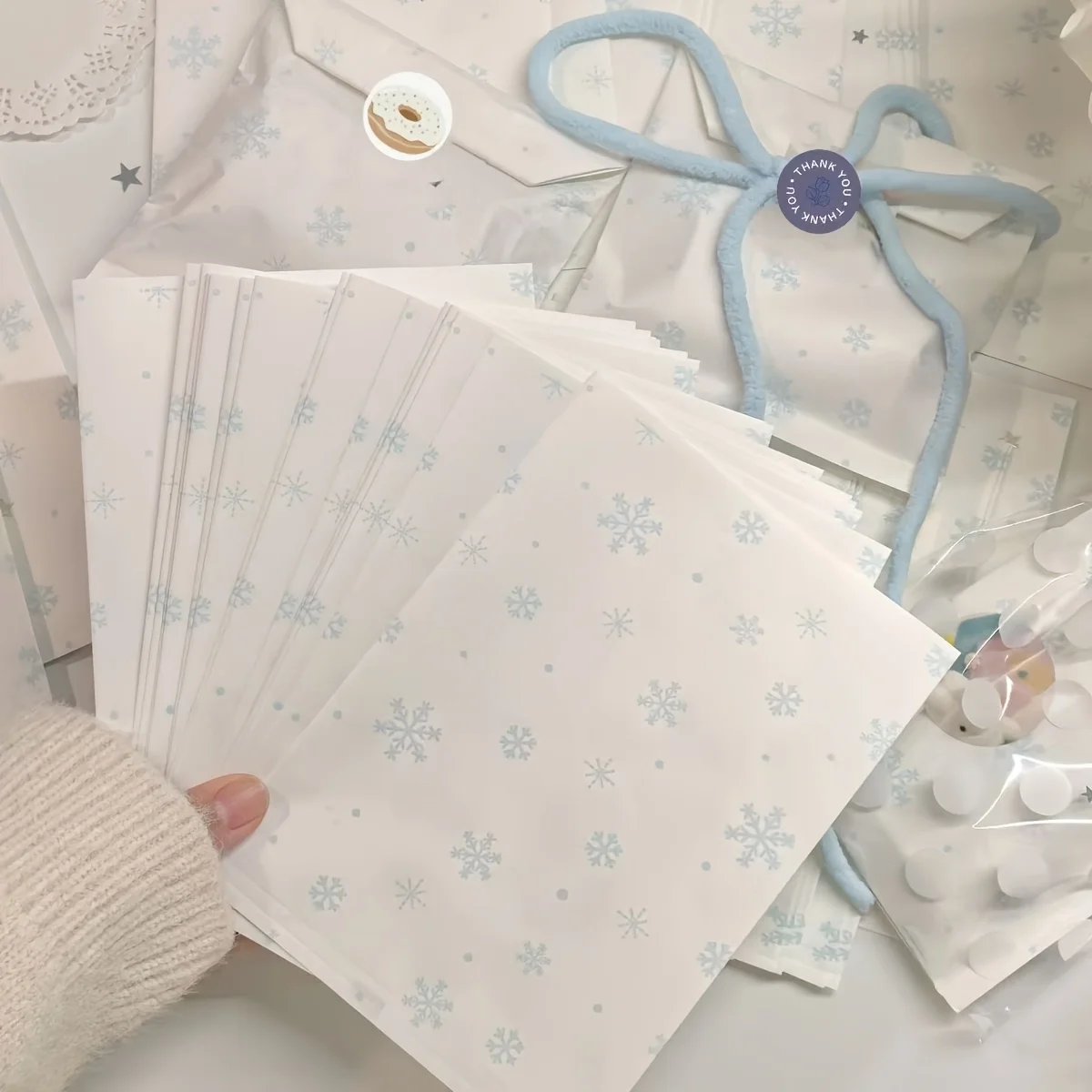 

Синие бумажные пакеты с наклейками в виде снежинок, идеально подходят для открыток с благодарностью, пончиков, дней рождения, свадеб, вечеринок, 50/100 шт.