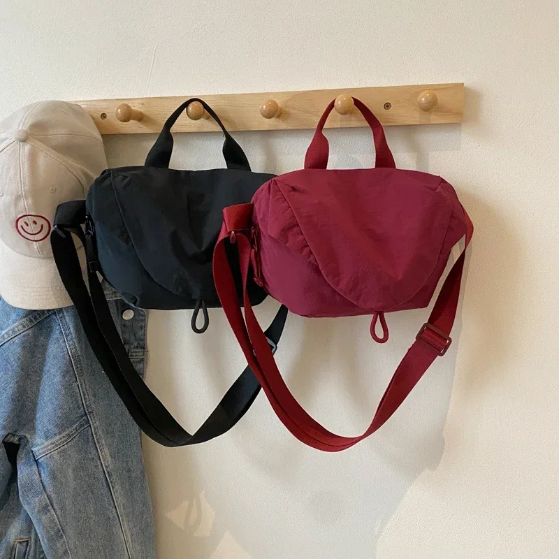 Bolsas de ombro de nylon femininas, bolsas crossbody, grande capacidade esportiva, linha de costura, bolinhos, monocromáticos, novos, 2024