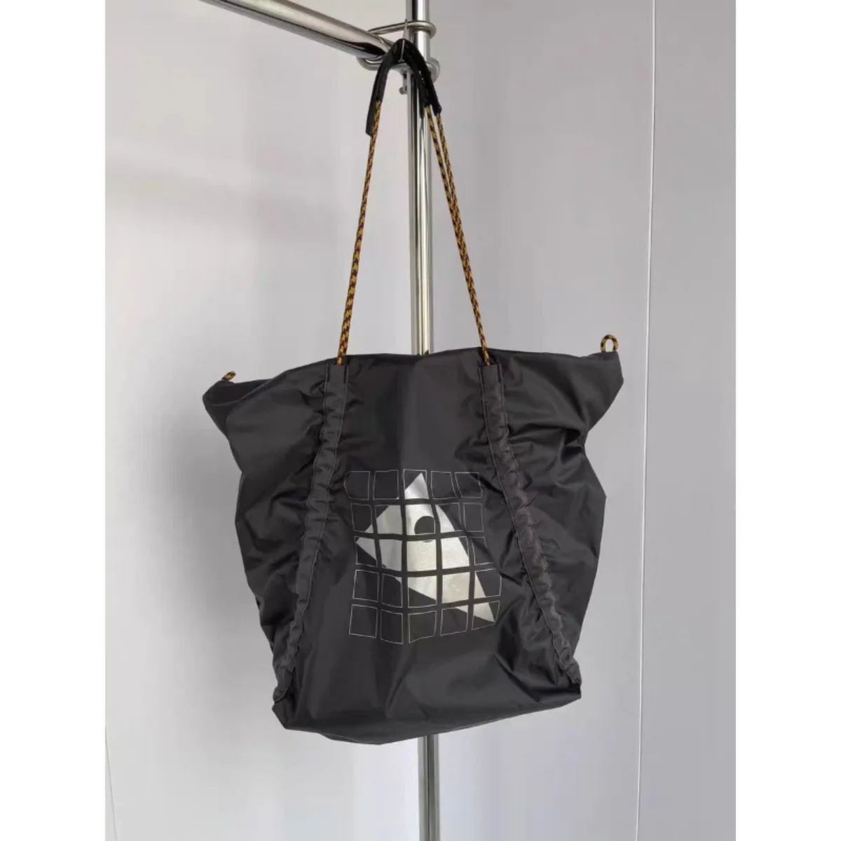 สินค้าใหม่ปี 2025 กระเป๋าสะพายไหล่น้ําหนักเบาและพกพาได้ 23 ลิตรกระเป๋าสีเฉียง ช้อปปิ้งแบบพกพา