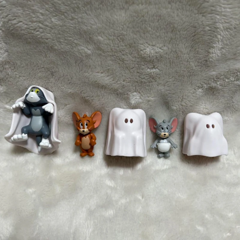 TAKARA TOMY 4pcs Gashapon Tom และ Jerry Ghost เครื่องแต่งกาย Hide-And-Seek อะนิเมะรูปของเล่นสําหรับของขวัญเด็กสะสมเครื่องประดับ