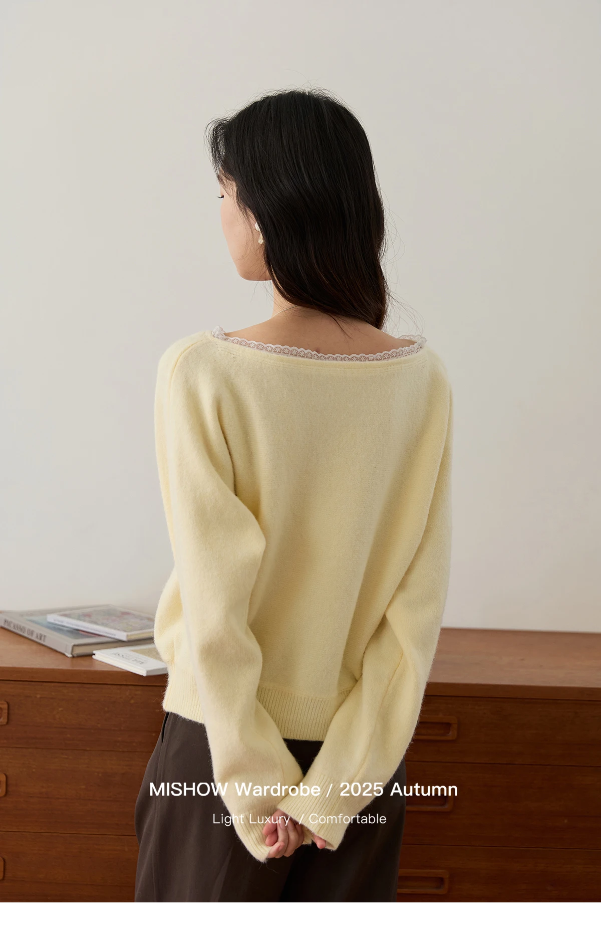 Mishow mulher camisola de malha 2025 outono nova renda em torno do pescoço mangas compridas pullovers confortável casual amarelo topos mxe48z2612