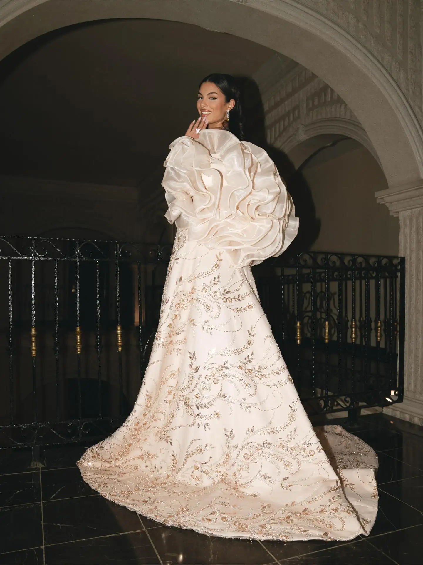 Mangas abullonadas de color marfil de lujo para vestido de novia, vestido Formal, capa con volantes hecha a mano, abrigo superpuesto Extra esponjoso, chal de moda para mujer 2026